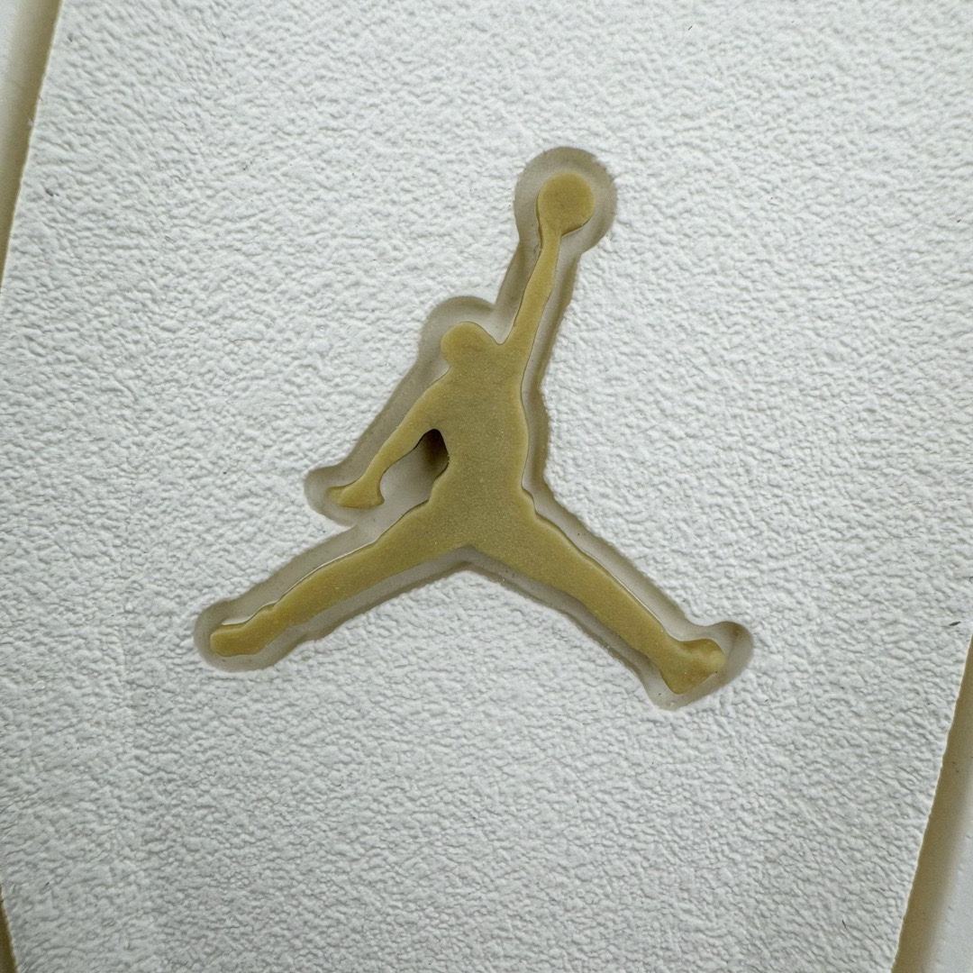 图片[20]-＃GX纯原福利 Air Jordan AJ4 米白金 AQ9129-170 圈内最强四代 独家外贸特供尺码含 45.5 49.5 50.5 耗时半年巨作 全套原纸板楦头开发 原厂特供皮料加持 确保原汁原味 完美呈现四代版型 一比一鞋头弧度高度鞋身弧度 数据细节工艺流程均保持原鞋一致 原厂TPU网格鞋带扣 正确内里网布 菱角分明不变形无多余毛边 柔软性质感一致于原鞋 市场唯一原厂鞋扣模具 背面可见隐藏注塑口 原厂织唛标 原厂飞人电绣工艺 尾指中部跳三针 独家绑鞋带手法 印刷中底布 四线拉帮 米色美纹纸贴合固定 进口港宝加持 后跟自然饱满 全鞋荧光划线卡点 追求极致完美 每一双都是工艺品 多重QC质检 超越公司货的品控标准 实实在在的免检产品 尺码：40 40.5 41 42 42.5 43 44 44.5 45 45.5 46 47.5 48.5 49.5 50.5-选品中心