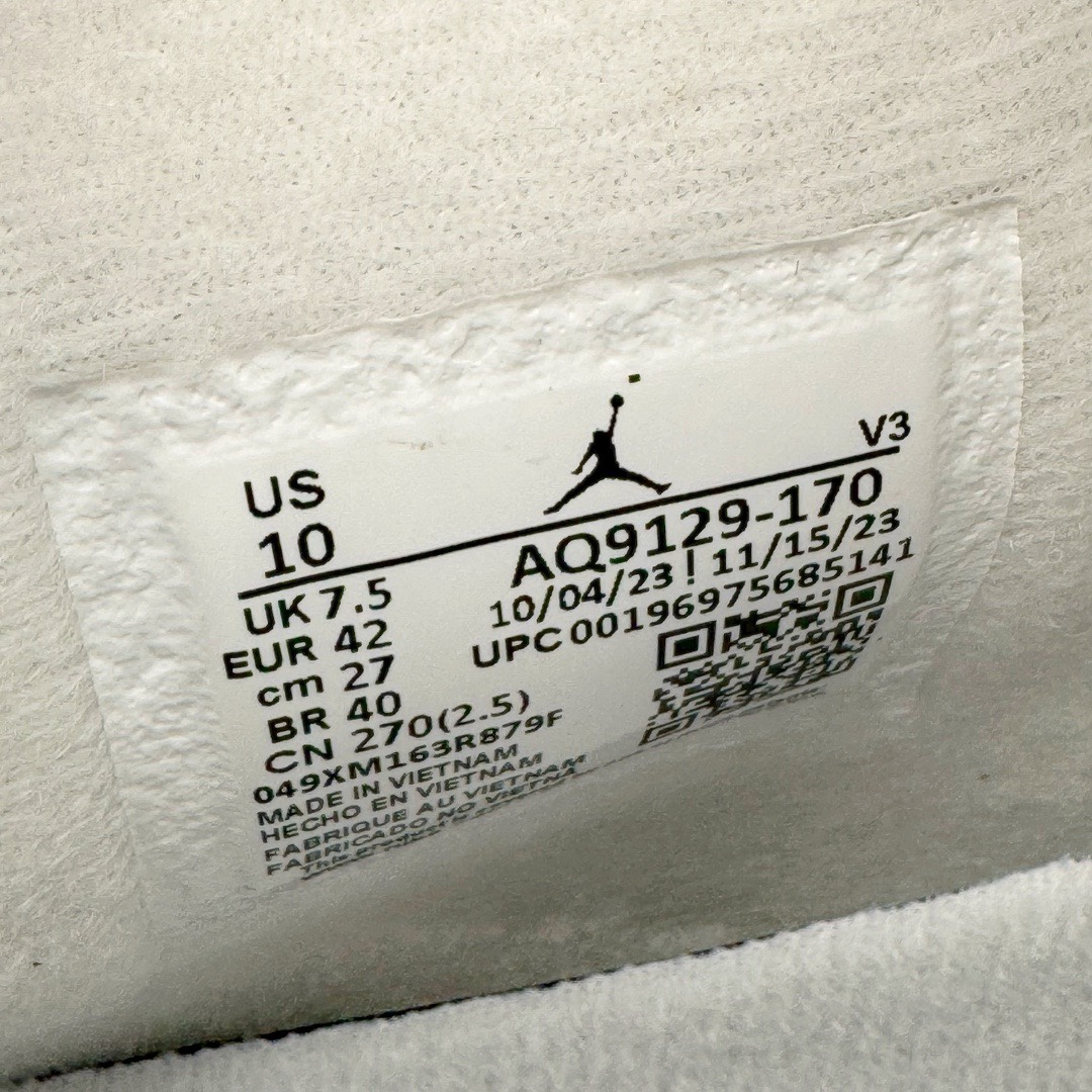 图片[19]-＃GX纯原福利 Air Jordan AJ4 米白金 AQ9129-170 圈内最强四代 独家外贸特供尺码含 45.5 49.5 50.5 耗时半年巨作 全套原纸板楦头开发 原厂特供皮料加持 确保原汁原味 完美呈现四代版型 一比一鞋头弧度高度鞋身弧度 数据细节工艺流程均保持原鞋一致 原厂TPU网格鞋带扣 正确内里网布 菱角分明不变形无多余毛边 柔软性质感一致于原鞋 市场唯一原厂鞋扣模具 背面可见隐藏注塑口 原厂织唛标 原厂飞人电绣工艺 尾指中部跳三针 独家绑鞋带手法 印刷中底布 四线拉帮 米色美纹纸贴合固定 进口港宝加持 后跟自然饱满 全鞋荧光划线卡点 追求极致完美 每一双都是工艺品 多重QC质检 超越公司货的品控标准 实实在在的免检产品 尺码：40 40.5 41 42 42.5 43 44 44.5 45 45.5 46 47.5 48.5 49.5 50.5-选品中心