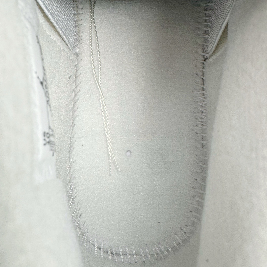 图片[18]-＃GX纯原福利 Air Jordan AJ4 米白金 AQ9129-170 圈内最强四代 独家外贸特供尺码含 45.5 49.5 50.5 耗时半年巨作 全套原纸板楦头开发 原厂特供皮料加持 确保原汁原味 完美呈现四代版型 一比一鞋头弧度高度鞋身弧度 数据细节工艺流程均保持原鞋一致 原厂TPU网格鞋带扣 正确内里网布 菱角分明不变形无多余毛边 柔软性质感一致于原鞋 市场唯一原厂鞋扣模具 背面可见隐藏注塑口 原厂织唛标 原厂飞人电绣工艺 尾指中部跳三针 独家绑鞋带手法 印刷中底布 四线拉帮 米色美纹纸贴合固定 进口港宝加持 后跟自然饱满 全鞋荧光划线卡点 追求极致完美 每一双都是工艺品 多重QC质检 超越公司货的品控标准 实实在在的免检产品 尺码：40 40.5 41 42 42.5 43 44 44.5 45 45.5 46 47.5 48.5 49.5 50.5-选品中心