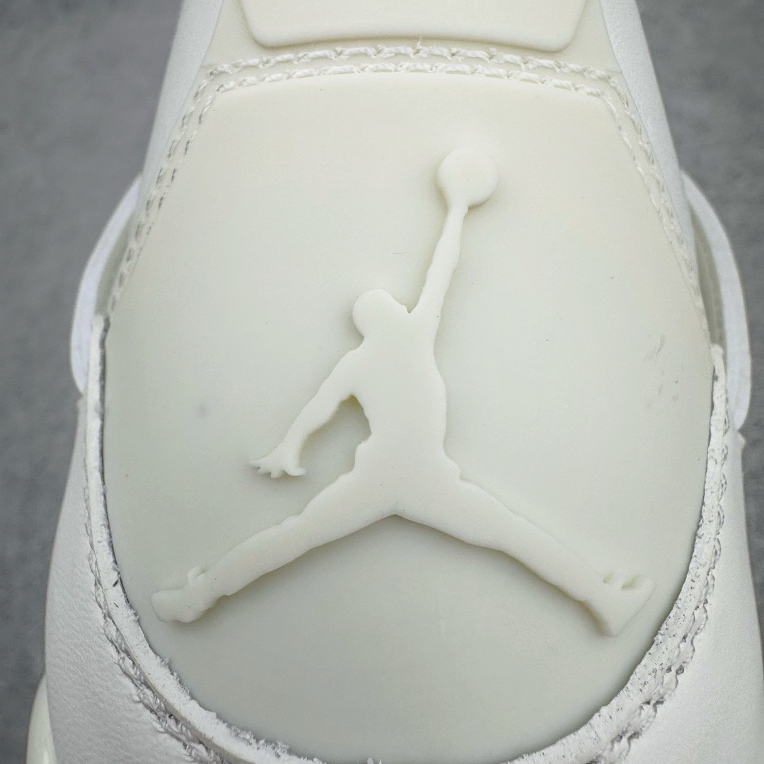 图片[17]-＃GX纯原福利 Air Jordan AJ4 米白金 AQ9129-170 圈内最强四代 独家外贸特供尺码含 45.5 49.5 50.5 耗时半年巨作 全套原纸板楦头开发 原厂特供皮料加持 确保原汁原味 完美呈现四代版型 一比一鞋头弧度高度鞋身弧度 数据细节工艺流程均保持原鞋一致 原厂TPU网格鞋带扣 正确内里网布 菱角分明不变形无多余毛边 柔软性质感一致于原鞋 市场唯一原厂鞋扣模具 背面可见隐藏注塑口 原厂织唛标 原厂飞人电绣工艺 尾指中部跳三针 独家绑鞋带手法 印刷中底布 四线拉帮 米色美纹纸贴合固定 进口港宝加持 后跟自然饱满 全鞋荧光划线卡点 追求极致完美 每一双都是工艺品 多重QC质检 超越公司货的品控标准 实实在在的免检产品 尺码：40 40.5 41 42 42.5 43 44 44.5 45 45.5 46 47.5 48.5 49.5 50.5-选品中心