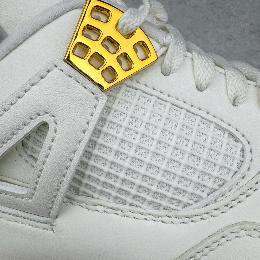 图片[13]-＃GX纯原福利 Air Jordan AJ4 米白金 AQ9129-170 圈内最强四代 独家外贸特供尺码含 45.5 49.5 50.5 耗时半年巨作 全套原纸板楦头开发 原厂特供皮料加持 确保原汁原味 完美呈现四代版型 一比一鞋头弧度高度鞋身弧度 数据细节工艺流程均保持原鞋一致 原厂TPU网格鞋带扣 正确内里网布 菱角分明不变形无多余毛边 柔软性质感一致于原鞋 市场唯一原厂鞋扣模具 背面可见隐藏注塑口 原厂织唛标 原厂飞人电绣工艺 尾指中部跳三针 独家绑鞋带手法 印刷中底布 四线拉帮 米色美纹纸贴合固定 进口港宝加持 后跟自然饱满 全鞋荧光划线卡点 追求极致完美 每一双都是工艺品 多重QC质检 超越公司货的品控标准 实实在在的免检产品 尺码：40 40.5 41 42 42.5 43 44 44.5 45 45.5 46 47.5 48.5 49.5 50.5-选品中心