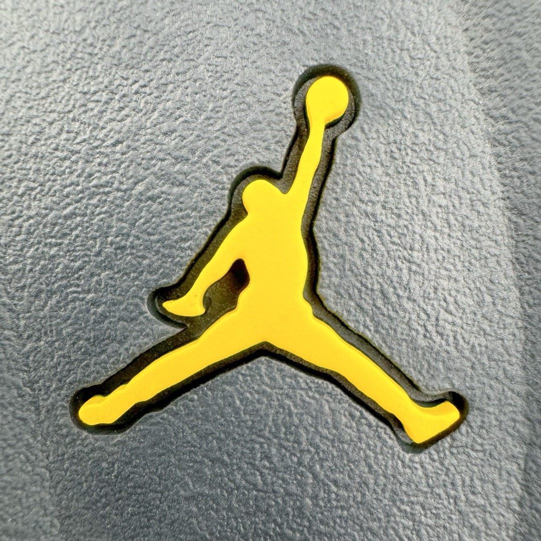 图片[22]-＃GX纯原福利 Air Jordan AJ4 \\\”Vivid Sulfur\\\” 白橙 AQ9129-101 圈内最强四代 独家外贸特供尺码含 45.5 49.5 50.5 耗时半年巨作 全套原纸板楦头开发 原厂特供皮料加持 确保原汁原味 完美呈现四代版型 一比一鞋头弧度高度鞋身弧度 数据细节工艺流程均保持原鞋一致 原厂TPU网格鞋带扣 正确内里网布 菱角分明不变形无多余毛边 柔软性质感一致于原鞋 市场唯一原厂鞋扣模具 背面可见隐藏注塑口 原厂织唛标 原厂飞人电绣工艺 尾指中部跳三针 独家绑鞋带手法 印刷中底布 四线拉帮 米色美纹纸贴合固定 进口港宝加持 后跟自然饱满 全鞋荧光划线卡点 追求极致完美 每一双都是工艺品 多重QC质检 超越公司货的品控标准 实实在在的免检产品 尺码：40 40.5 41 42 42.5 43 44 44.5 45 45.5 46 47.5 48.5 49.5 50.5-选品中心