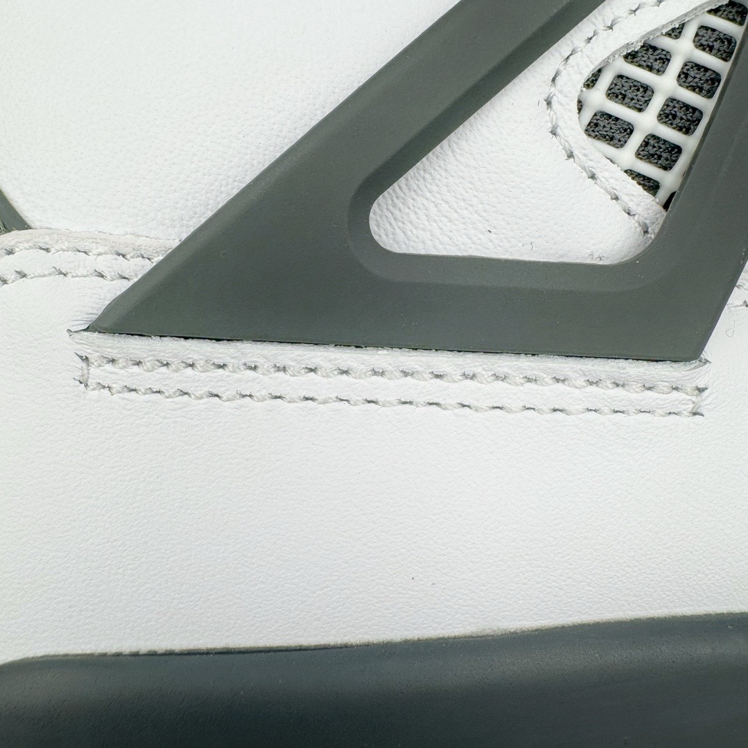 图片[19]-＃GX纯原福利 Air Jordan AJ4 \\\”Vivid Sulfur\\\” 白橙 AQ9129-101 圈内最强四代 独家外贸特供尺码含 45.5 49.5 50.5 耗时半年巨作 全套原纸板楦头开发 原厂特供皮料加持 确保原汁原味 完美呈现四代版型 一比一鞋头弧度高度鞋身弧度 数据细节工艺流程均保持原鞋一致 原厂TPU网格鞋带扣 正确内里网布 菱角分明不变形无多余毛边 柔软性质感一致于原鞋 市场唯一原厂鞋扣模具 背面可见隐藏注塑口 原厂织唛标 原厂飞人电绣工艺 尾指中部跳三针 独家绑鞋带手法 印刷中底布 四线拉帮 米色美纹纸贴合固定 进口港宝加持 后跟自然饱满 全鞋荧光划线卡点 追求极致完美 每一双都是工艺品 多重QC质检 超越公司货的品控标准 实实在在的免检产品 尺码：40 40.5 41 42 42.5 43 44 44.5 45 45.5 46 47.5 48.5 49.5 50.5-选品中心