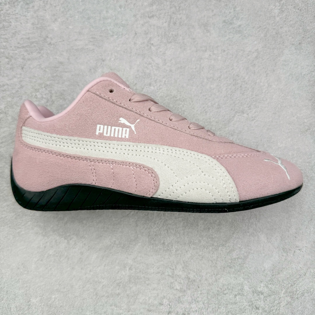 ＃绿X/GX PUMA Speedca OG 彪马极速赛车系列低帮德训风拼接复古百搭休闲运动赛车鞋 鞋款从80、90年代赛车手所穿的防火赛车鞋为原型，鞋身线条模仿了赛车的流线廓形，体现了空气动力学原理的结构。简约流畅的外观，恰好又和贯穿其中的Formstrip Logo融合恰到好处，视觉上细节丰富且协调。本次Speedcat OG鞋款归来，最大看点自然式保留了窄版鞋型以及薄底构造。这两年各品牌鞋底越做越厚，Speedcat反其道而行之，上脚几乎无鞋底的效果带来耳目一新的视觉体验。鞋面依旧是以质感细腻的麂皮材质打造，并且大面积近乎全包裹的使用，复古味道也愈发浓烈。配色上更是将最原始的黑色和红色带回，向F1赛车队的标志性队服致敬。相信让各位一眼种草的更多是出挑的大红色，上脚即可瞬间点亮整体造型，在以球鞋为核心的OOTD中脱颖而出。而另一款黑色则是低调的万金油，彰显新潮个性的同时又不喧宾夺主，也是热爱简约系穿搭朋友的首选。 尺码：35.5 36 37 37.5 38 38.5 39 40 40.5 41 42 42.5 43 44 44.5 45-选品中心