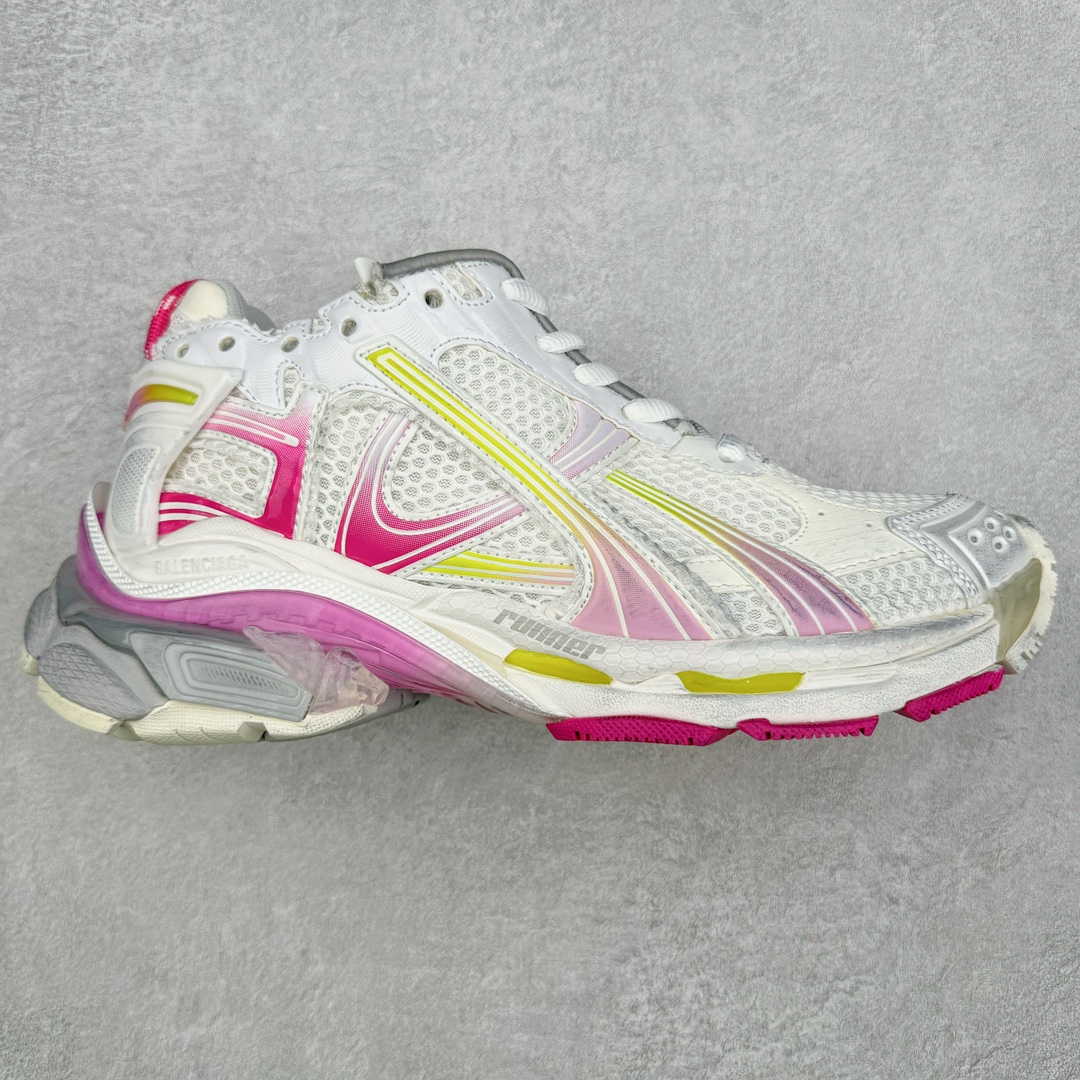 ＃VG零售版 BALENCIAGA Runner Sneaker 巴黎世家七代慢跑系列低帮复古野跑潮流运动鞋老爹鞋 尼龙和网布材质 磨损效果 鞋头边缘印有尺码 背面浮印尺码 外侧印有跑者徽标 鞋舌刺绣 Balenciaga 品牌标识 鞋跟背面 Balenciaga品牌标识 材质采用65%聚氨酯、35%聚酯纤维 全新 Runner 鞋型轮廓借鉴于 2000 年初的复古线条 搭载大网眼面料制成鞋面基础，由粉色、白色尼龍与橡胶质地覆盖鞋面诠释线条感 当中透过几道手缝线与折损痕更是精准的掌握历经时间淬炼的破旧痕迹 延续其手法至鞋领、鞋跟、鞋带、中底等部分均饰有破损及脏污之貌 尤其是鞋领处与鞋带孔眼条更是采用不规则做旧技术将内容物泡棉随机露出 尺码：35 36 37 38 39 40 41 42 43 44 45 46-选品中心
