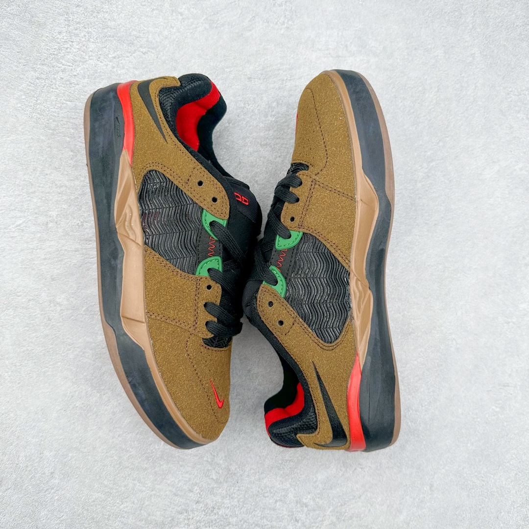 图片[3]-NK SB Ishod 翻毛皮织物小倒钩防滑耐磨轻便 低帮板鞋 在绒面革的鞋身上 波浪纹的网布材质出现在侧身和鞋舌位置 似乎结合了 Ishod Wair 最为喜爱的汽车元素 另外为提升舒适性能 后跟位置加入海绵凸起材质 鞋底注入 React 气垫缓震技术 为增加保护性能 中底位置还融入一圈 TPU 元素 在鞋身设计元素中 鞋帮位置出现了倒钩 Swoosh Logo 鞋头位置的迷你 Swoosh 标志彰显细节 最后鞋舌与后跟位置的 Ishod 和 SB 彰显个人签名滑板鞋款 尺码：36 36.5 37.5 38 38.5 39 40 40.5 41 42 42.5 43 44 44.5 45-选品中心