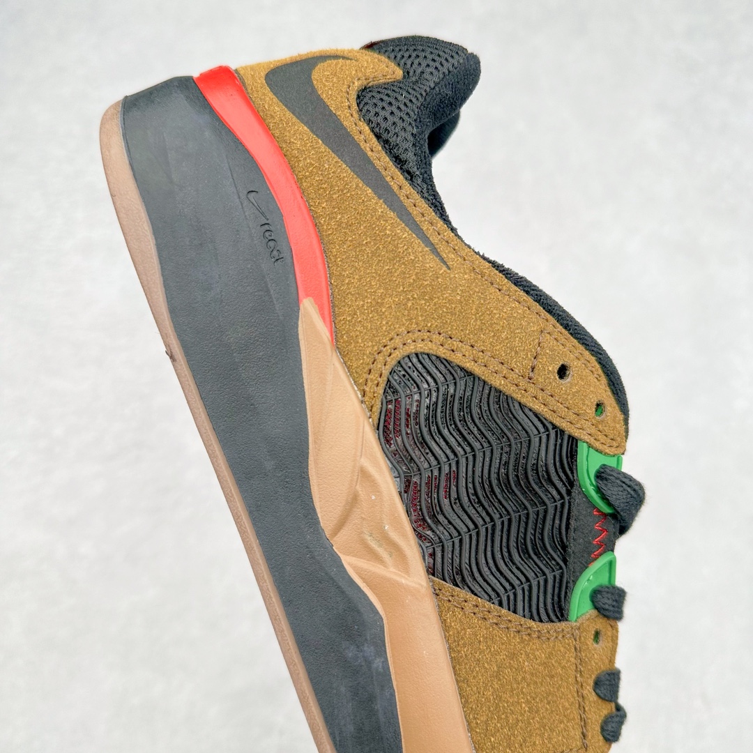 图片[6]-NK SB Ishod 翻毛皮织物小倒钩防滑耐磨轻便 低帮板鞋 在绒面革的鞋身上 波浪纹的网布材质出现在侧身和鞋舌位置 似乎结合了 Ishod Wair 最为喜爱的汽车元素 另外为提升舒适性能 后跟位置加入海绵凸起材质 鞋底注入 React 气垫缓震技术 为增加保护性能 中底位置还融入一圈 TPU 元素 在鞋身设计元素中 鞋帮位置出现了倒钩 Swoosh Logo 鞋头位置的迷你 Swoosh 标志彰显细节 最后鞋舌与后跟位置的 Ishod 和 SB 彰显个人签名滑板鞋款 尺码：36 36.5 37.5 38 38.5 39 40 40.5 41 42 42.5 43 44 44.5 45-选品中心