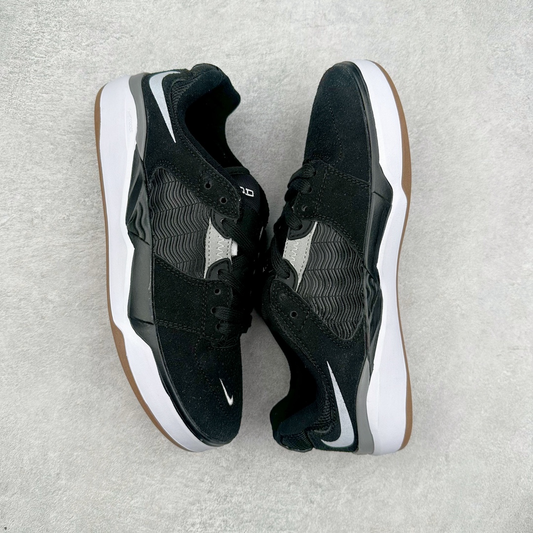 图片[3]-NK SB Ishod 翻毛皮织物小倒钩防滑耐磨轻便 低帮板鞋 在绒面革的鞋身上 波浪纹的网布材质出现在侧身和鞋舌位置 似乎结合了 Ishod Wair 最为喜爱的汽车元素 另外为提升舒适性能 后跟位置加入海绵凸起材质 鞋底注入 React 气垫缓震技术 为增加保护性能 中底位置还融入一圈 TPU 元素 在鞋身设计元素中 鞋帮位置出现了倒钩 Swoosh Logo 鞋头位置的迷你 Swoosh 标志彰显细节 最后鞋舌与后跟位置的 Ishod 和 SB 彰显个人签名滑板鞋款 尺码：36 36.5 37.5 38 38.5 39 40 40.5 41 42 42.5 43 44 44.5 45-选品中心