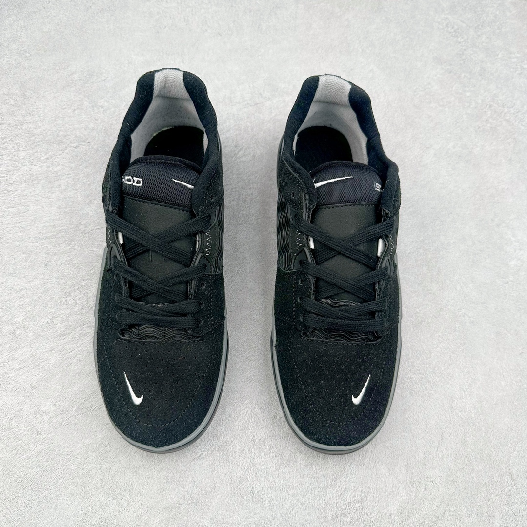 图片[2]-NK SB Ishod 翻毛皮织物小倒钩防滑耐磨轻便 低帮板鞋 在绒面革的鞋身上 波浪纹的网布材质出现在侧身和鞋舌位置 似乎结合了 Ishod Wair 最为喜爱的汽车元素 另外为提升舒适性能 后跟位置加入海绵凸起材质 鞋底注入 React 气垫缓震技术 为增加保护性能 中底位置还融入一圈 TPU 元素 在鞋身设计元素中 鞋帮位置出现了倒钩 Swoosh Logo 鞋头位置的迷你 Swoosh 标志彰显细节 最后鞋舌与后跟位置的 Ishod 和 SB 彰显个人签名滑板鞋款 尺码：36 36.5 37.5 38 38.5 39 40 40.5 41 42 42.5 43 44 44.5 45-选品中心