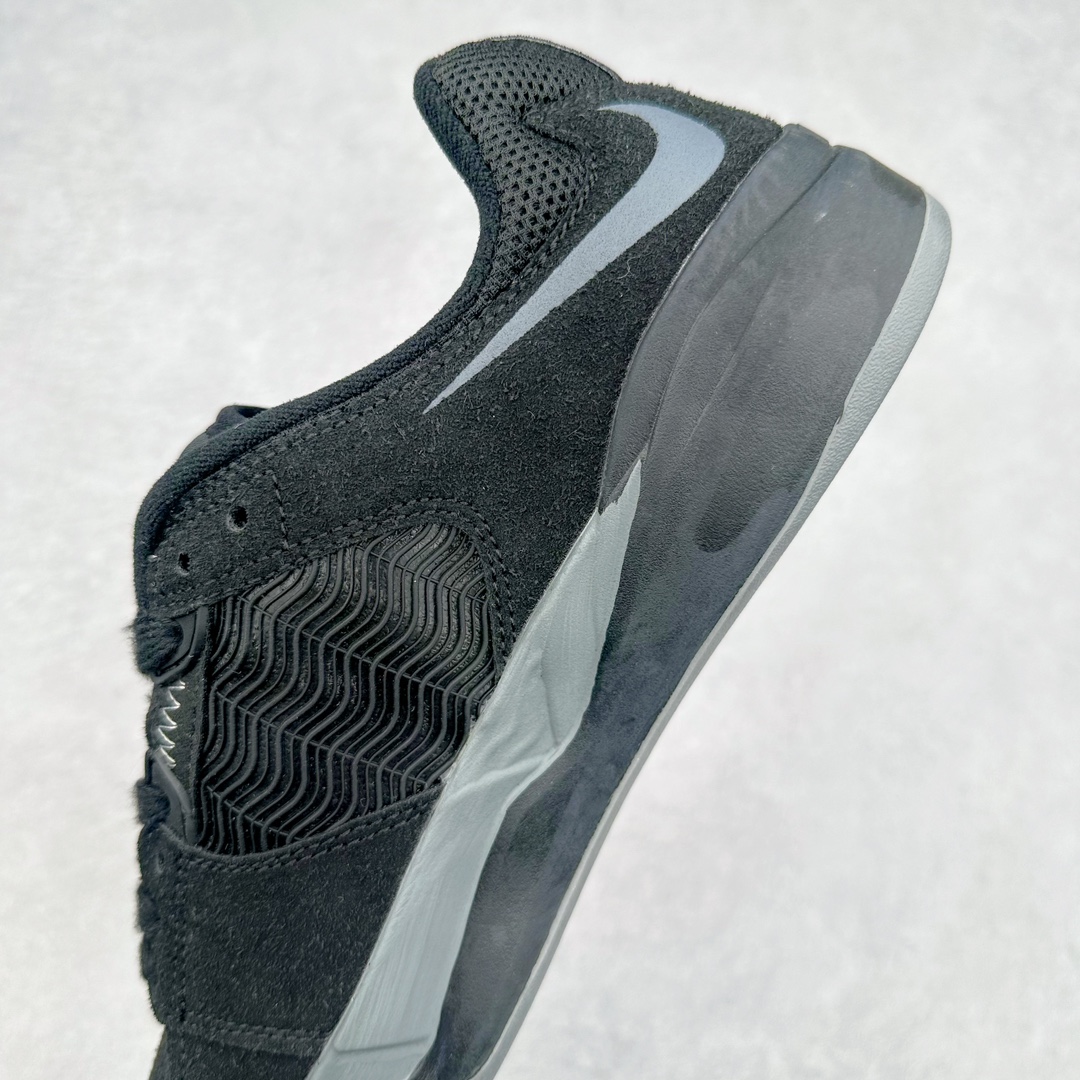 图片[7]-NK SB Ishod 翻毛皮织物小倒钩防滑耐磨轻便 低帮板鞋 在绒面革的鞋身上 波浪纹的网布材质出现在侧身和鞋舌位置 似乎结合了 Ishod Wair 最为喜爱的汽车元素 另外为提升舒适性能 后跟位置加入海绵凸起材质 鞋底注入 React 气垫缓震技术 为增加保护性能 中底位置还融入一圈 TPU 元素 在鞋身设计元素中 鞋帮位置出现了倒钩 Swoosh Logo 鞋头位置的迷你 Swoosh 标志彰显细节 最后鞋舌与后跟位置的 Ishod 和 SB 彰显个人签名滑板鞋款 尺码：36 36.5 37.5 38 38.5 39 40 40.5 41 42 42.5 43 44 44.5 45-选品中心