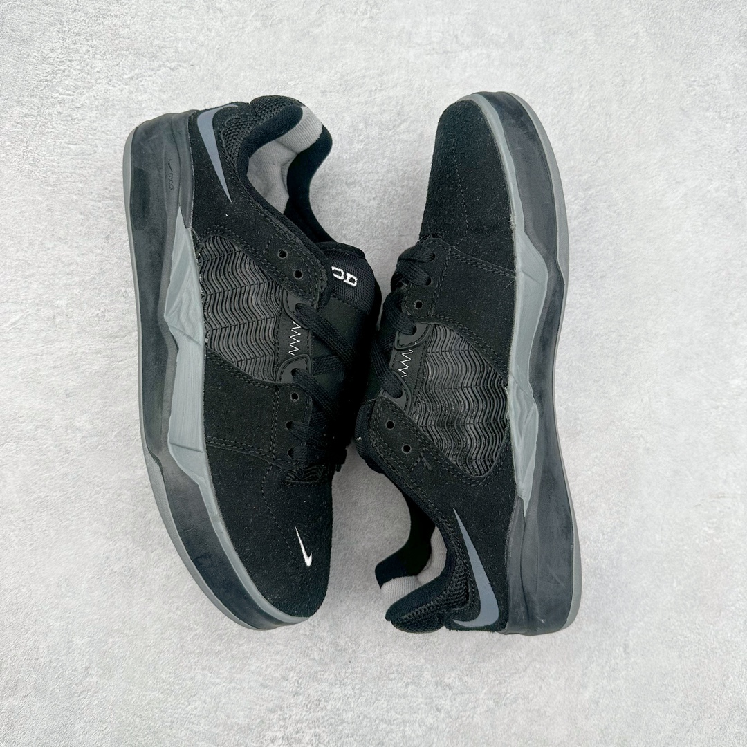 图片[3]-NK SB Ishod 翻毛皮织物小倒钩防滑耐磨轻便 低帮板鞋 在绒面革的鞋身上 波浪纹的网布材质出现在侧身和鞋舌位置 似乎结合了 Ishod Wair 最为喜爱的汽车元素 另外为提升舒适性能 后跟位置加入海绵凸起材质 鞋底注入 React 气垫缓震技术 为增加保护性能 中底位置还融入一圈 TPU 元素 在鞋身设计元素中 鞋帮位置出现了倒钩 Swoosh Logo 鞋头位置的迷你 Swoosh 标志彰显细节 最后鞋舌与后跟位置的 Ishod 和 SB 彰显个人签名滑板鞋款 尺码：36 36.5 37.5 38 38.5 39 40 40.5 41 42 42.5 43 44 44.5 45-选品中心