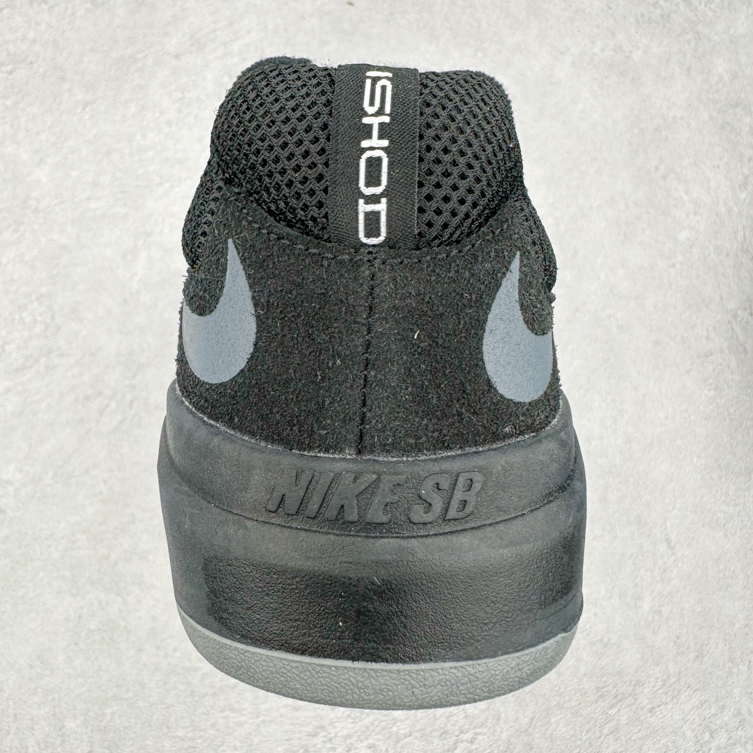 图片[8]-NK SB Ishod 翻毛皮织物小倒钩防滑耐磨轻便 低帮板鞋 在绒面革的鞋身上 波浪纹的网布材质出现在侧身和鞋舌位置 似乎结合了 Ishod Wair 最为喜爱的汽车元素 另外为提升舒适性能 后跟位置加入海绵凸起材质 鞋底注入 React 气垫缓震技术 为增加保护性能 中底位置还融入一圈 TPU 元素 在鞋身设计元素中 鞋帮位置出现了倒钩 Swoosh Logo 鞋头位置的迷你 Swoosh 标志彰显细节 最后鞋舌与后跟位置的 Ishod 和 SB 彰显个人签名滑板鞋款 尺码：36 36.5 37.5 38 38.5 39 40 40.5 41 42 42.5 43 44 44.5 45-选品中心