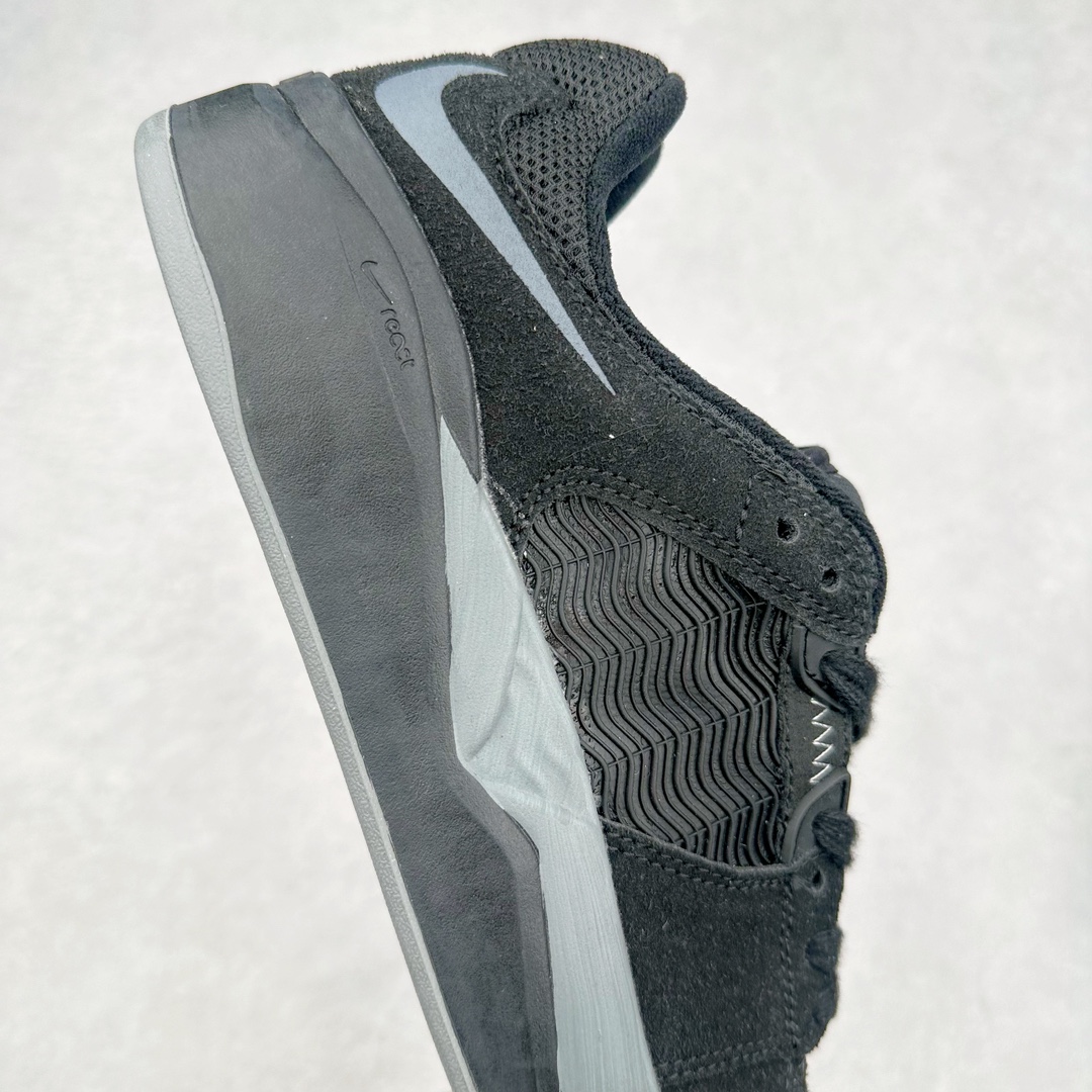 图片[6]-NK SB Ishod 翻毛皮织物小倒钩防滑耐磨轻便 低帮板鞋 在绒面革的鞋身上 波浪纹的网布材质出现在侧身和鞋舌位置 似乎结合了 Ishod Wair 最为喜爱的汽车元素 另外为提升舒适性能 后跟位置加入海绵凸起材质 鞋底注入 React 气垫缓震技术 为增加保护性能 中底位置还融入一圈 TPU 元素 在鞋身设计元素中 鞋帮位置出现了倒钩 Swoosh Logo 鞋头位置的迷你 Swoosh 标志彰显细节 最后鞋舌与后跟位置的 Ishod 和 SB 彰显个人签名滑板鞋款 尺码：36 36.5 37.5 38 38.5 39 40 40.5 41 42 42.5 43 44 44.5 45-选品中心