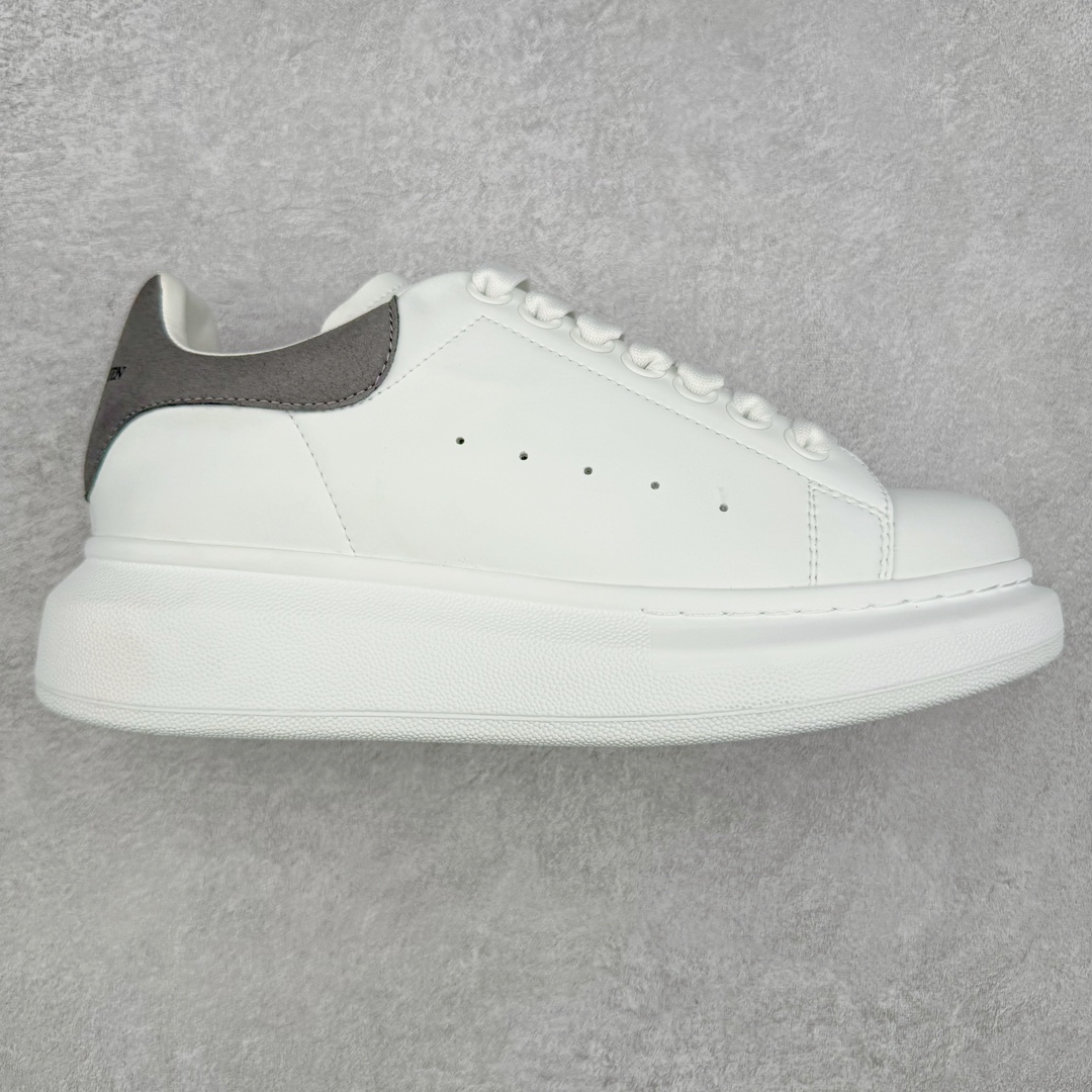图片[6]-＃福利特价 Alexander McQueen 亚历山大麦昆小白鞋全套专柜包装物及配件(附送快递加固牛皮纸盒)右脚鞋面嵌入核心防伪芯片装置,秒杀市面文案版本 支持NFC原码独立扫描 采用丝绸硬质头层小牛皮鞋面材质 内外超软小羊皮贴脚透气及超软PU脚感乳胶物料鞋 外置原抽真空高密度增高底 白色光滑牛皮革系带运动鞋，圆头设计，鞋跟点缀黑色绒面革细节。搭配宽扁鞋带，鞋舌和后帮饰有 Alexander McQueen 品牌标志。阔型橡胶鞋底。运动鞋另配一副鞋带材料 100% 小牛皮 所有细节与原版一致 尺码：35 36 37 38 39 40 41 42 43 44 45-选品中心