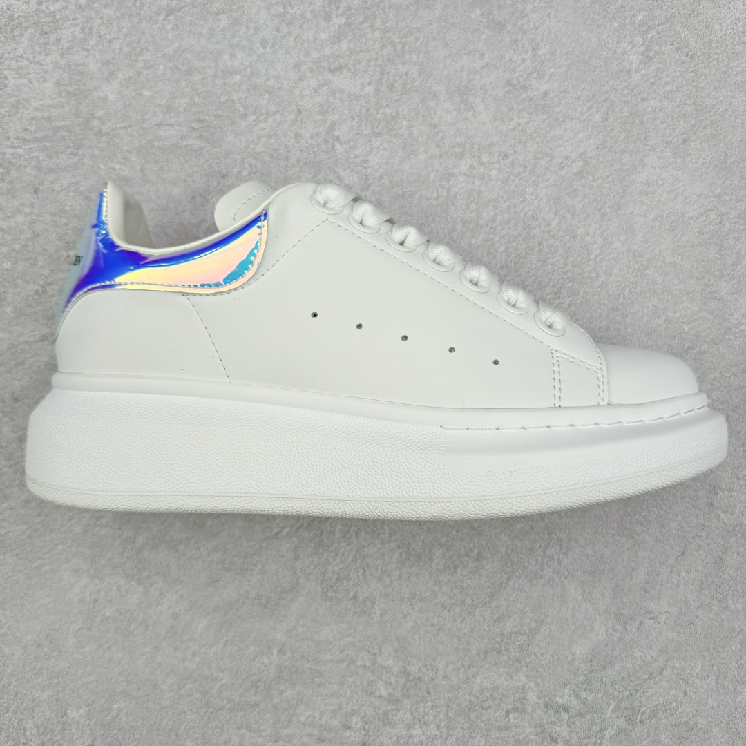 ＃福利特价 Alexander McQueen 亚历山大麦昆小白鞋全套专柜包装物及配件(附送快递加固牛皮纸盒)右脚鞋面嵌入核心防伪芯片装置,秒杀市面文案版本 支持NFC原码独立扫描 采用丝绸硬质头层小牛皮鞋面材质 内外超软小羊皮贴脚透气及超软PU脚感乳胶物料鞋 外置原抽真空高密度增高底 白色光滑牛皮革系带运动鞋，圆头设计，鞋跟点缀黑色绒面革细节。搭配宽扁鞋带，鞋舌和后帮饰有 Alexander McQueen 品牌标志。阔型橡胶鞋底。运动鞋另配一副鞋带材料 100% 小牛皮 所有细节与原版一致 尺码：35 36 37 38 39 40 41 42 43 44 45-选品中心