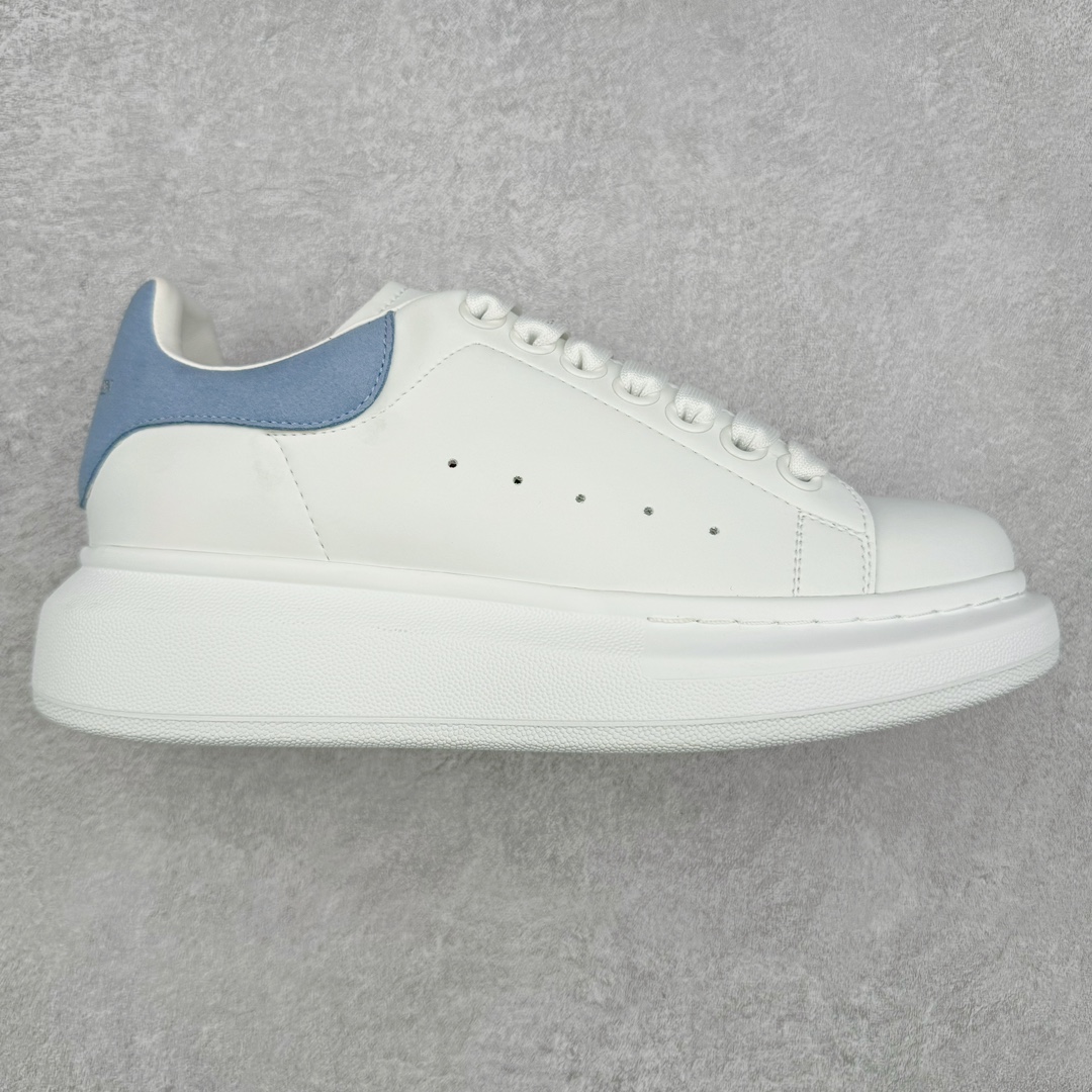 图片[5]-＃福利特价 Alexander McQueen 亚历山大麦昆小白鞋全套专柜包装物及配件(附送快递加固牛皮纸盒)右脚鞋面嵌入核心防伪芯片装置,秒杀市面文案版本 支持NFC原码独立扫描 采用丝绸硬质头层小牛皮鞋面材质 内外超软小羊皮贴脚透气及超软PU脚感乳胶物料鞋 外置原抽真空高密度增高底 白色光滑牛皮革系带运动鞋，圆头设计，鞋跟点缀黑色绒面革细节。搭配宽扁鞋带，鞋舌和后帮饰有 Alexander McQueen 品牌标志。阔型橡胶鞋底。运动鞋另配一副鞋带材料 100% 小牛皮 所有细节与原版一致 尺码：35 36 37 38 39 40 41 42 43 44 45-选品中心