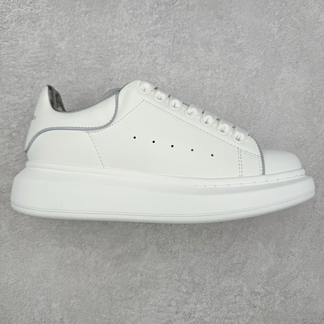 图片[8]-＃福利特价 Alexander McQueen 亚历山大麦昆小白鞋全套专柜包装物及配件(附送快递加固牛皮纸盒)右脚鞋面嵌入核心防伪芯片装置,秒杀市面文案版本 支持NFC原码独立扫描 采用丝绸硬质头层小牛皮鞋面材质 内外超软小羊皮贴脚透气及超软PU脚感乳胶物料鞋 外置原抽真空高密度增高底 白色光滑牛皮革系带运动鞋，圆头设计，鞋跟点缀黑色绒面革细节。搭配宽扁鞋带，鞋舌和后帮饰有 Alexander McQueen 品牌标志。阔型橡胶鞋底。运动鞋另配一副鞋带材料 100% 小牛皮 所有细节与原版一致 尺码：35 36 37 38 39 40 41 42 43 44 45-选品中心