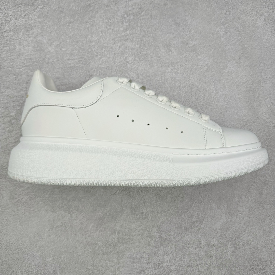 图片[9]-＃福利特价 Alexander McQueen 亚历山大麦昆小白鞋全套专柜包装物及配件(附送快递加固牛皮纸盒)右脚鞋面嵌入核心防伪芯片装置,秒杀市面文案版本 支持NFC原码独立扫描 采用丝绸硬质头层小牛皮鞋面材质 内外超软小羊皮贴脚透气及超软PU脚感乳胶物料鞋 外置原抽真空高密度增高底 白色光滑牛皮革系带运动鞋，圆头设计，鞋跟点缀黑色绒面革细节。搭配宽扁鞋带，鞋舌和后帮饰有 Alexander McQueen 品牌标志。阔型橡胶鞋底。运动鞋另配一副鞋带材料 100% 小牛皮 所有细节与原版一致 尺码：35 36 37 38 39 40 41 42 43 44 45-选品中心