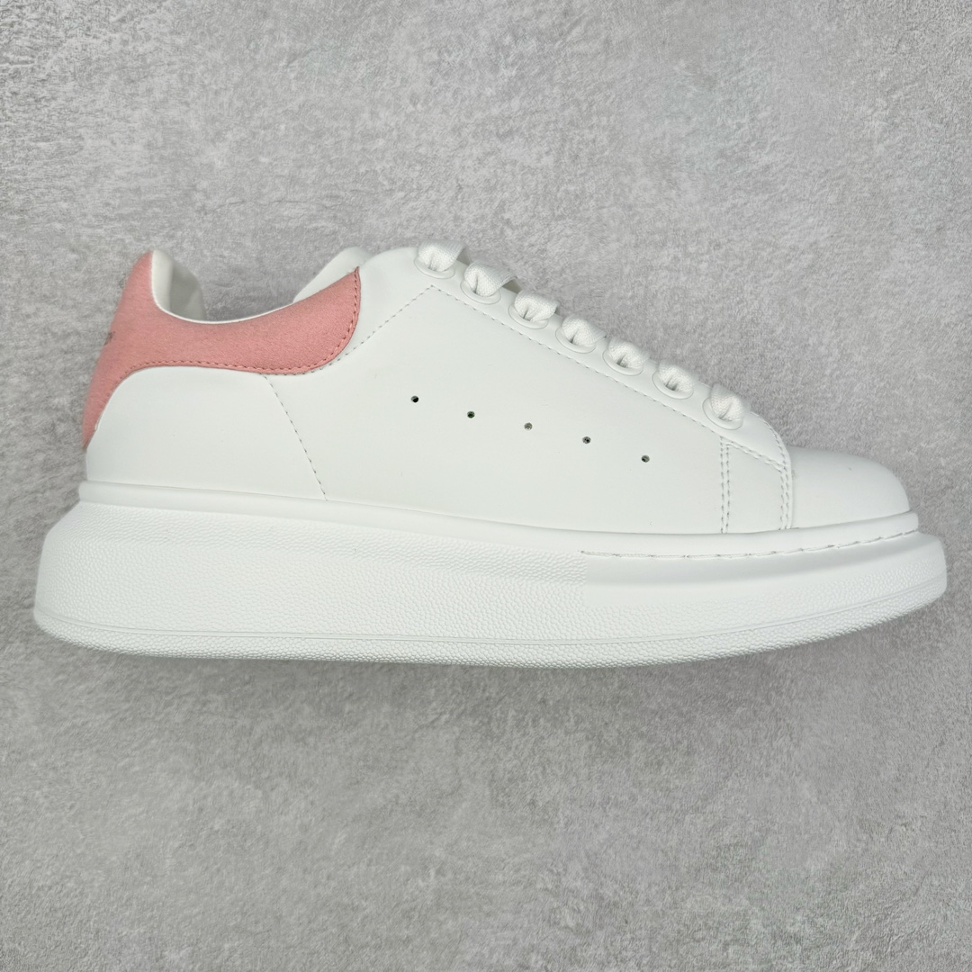 图片[3]-＃福利特价 Alexander McQueen 亚历山大麦昆小白鞋全套专柜包装物及配件(附送快递加固牛皮纸盒)右脚鞋面嵌入核心防伪芯片装置,秒杀市面文案版本 支持NFC原码独立扫描 采用丝绸硬质头层小牛皮鞋面材质 内外超软小羊皮贴脚透气及超软PU脚感乳胶物料鞋 外置原抽真空高密度增高底 白色光滑牛皮革系带运动鞋，圆头设计，鞋跟点缀黑色绒面革细节。搭配宽扁鞋带，鞋舌和后帮饰有 Alexander McQueen 品牌标志。阔型橡胶鞋底。运动鞋另配一副鞋带材料 100% 小牛皮 所有细节与原版一致 尺码：35 36 37 38 39 40 41 42 43 44 45-选品中心