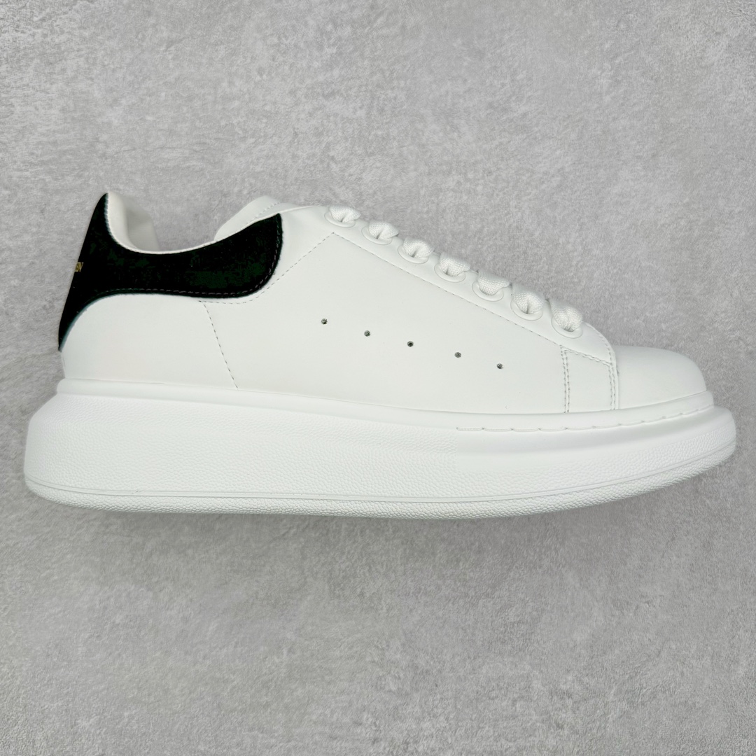 图片[7]-＃福利特价 Alexander McQueen 亚历山大麦昆小白鞋全套专柜包装物及配件(附送快递加固牛皮纸盒)右脚鞋面嵌入核心防伪芯片装置,秒杀市面文案版本 支持NFC原码独立扫描 采用丝绸硬质头层小牛皮鞋面材质 内外超软小羊皮贴脚透气及超软PU脚感乳胶物料鞋 外置原抽真空高密度增高底 白色光滑牛皮革系带运动鞋，圆头设计，鞋跟点缀黑色绒面革细节。搭配宽扁鞋带，鞋舌和后帮饰有 Alexander McQueen 品牌标志。阔型橡胶鞋底。运动鞋另配一副鞋带材料 100% 小牛皮 所有细节与原版一致 尺码：35 36 37 38 39 40 41 42 43 44 45-选品中心