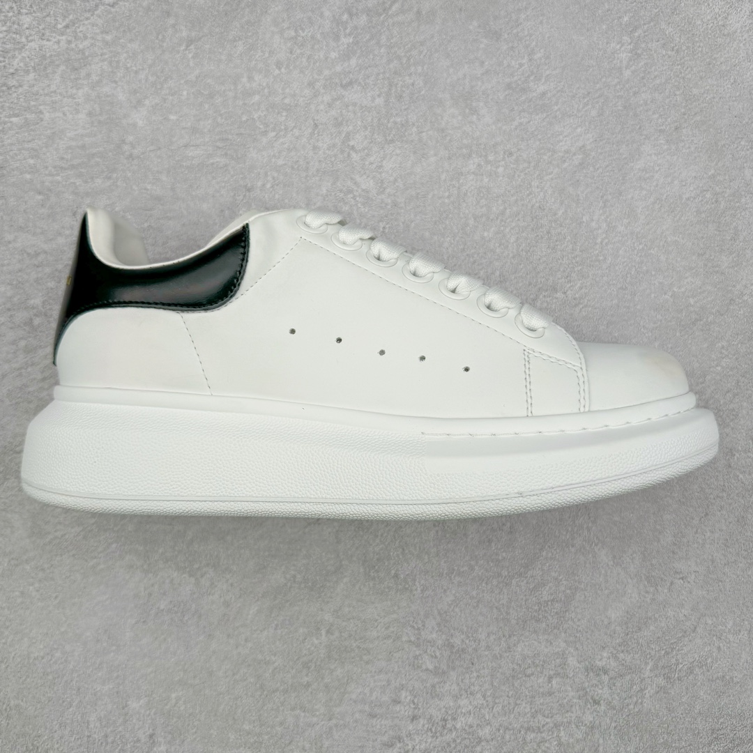 图片[2]-＃福利特价 Alexander McQueen 亚历山大麦昆小白鞋全套专柜包装物及配件(附送快递加固牛皮纸盒)右脚鞋面嵌入核心防伪芯片装置,秒杀市面文案版本 支持NFC原码独立扫描 采用丝绸硬质头层小牛皮鞋面材质 内外超软小羊皮贴脚透气及超软PU脚感乳胶物料鞋 外置原抽真空高密度增高底 白色光滑牛皮革系带运动鞋，圆头设计，鞋跟点缀黑色绒面革细节。搭配宽扁鞋带，鞋舌和后帮饰有 Alexander McQueen 品牌标志。阔型橡胶鞋底。运动鞋另配一副鞋带材料 100% 小牛皮 所有细节与原版一致 尺码：35 36 37 38 39 40 41 42 43 44 45-选品中心