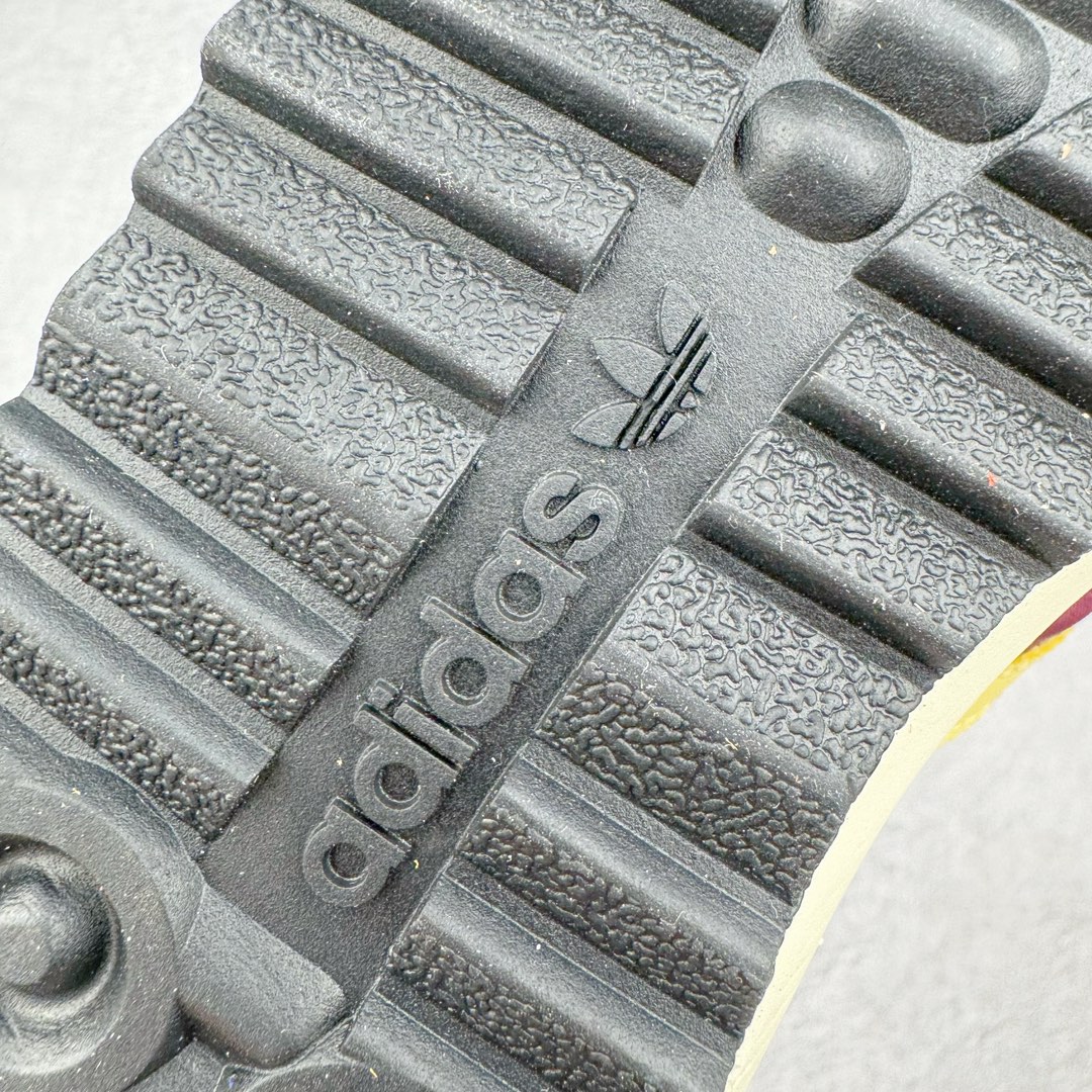 图片[18]-＃CS AD Wmns SL72 OG 系列德训足球风百搭低帮休闲运动板鞋 IE3425 采用高弹EVA+MODEL+RB三层组合底 区别市面RB一体大底 三层组合鞋底重量与原鞋一致 Originals 将有「T 头鞋」造型的诞生于 1972 年的 SL72 鞋款复刻带回 各位买鞋又有新选择了 1972 年 SL72 问世后 引领了后来阿迪达斯的跑鞋发展方向 其中「SL」代表了 Super Light 彰显了产品轻便的特性 1972 年 SL72 问世后 引领了后来阿迪达斯的跑鞋发展方向 其中「SL」代表了 Super Light 彰显了产品轻便的特性 这次 Originals 延续其轻质经典的基因 带来男女两款 SL72 男生款带来 SL72 RS 鞋型 RS 意为 Reshaped（重塑）鞋款在保留了经典的外观基础上 在尼龙材质里增加了填充物 使鞋型更加挺立和饱满 鞋头则更加圆润 鞋底的 EVA 材质则增加了鞋款的高度 女生款则带来 SL72 OG W 鞋型 OG 顾名思义则是致敬经典款式 相较于 RS（Reshaped）鞋款 鞋身更加纤细 其整体鞋身轮廓、线条、细节、材质上尊崇 70 年代 SL72 的设计 还原经典味道 尺码：36 36⅔ 37⅓ 38 38⅔ 39⅓ 40 40⅔ 41⅓ 42 42⅔ 43⅓ 44 44⅔ 45-选品中心