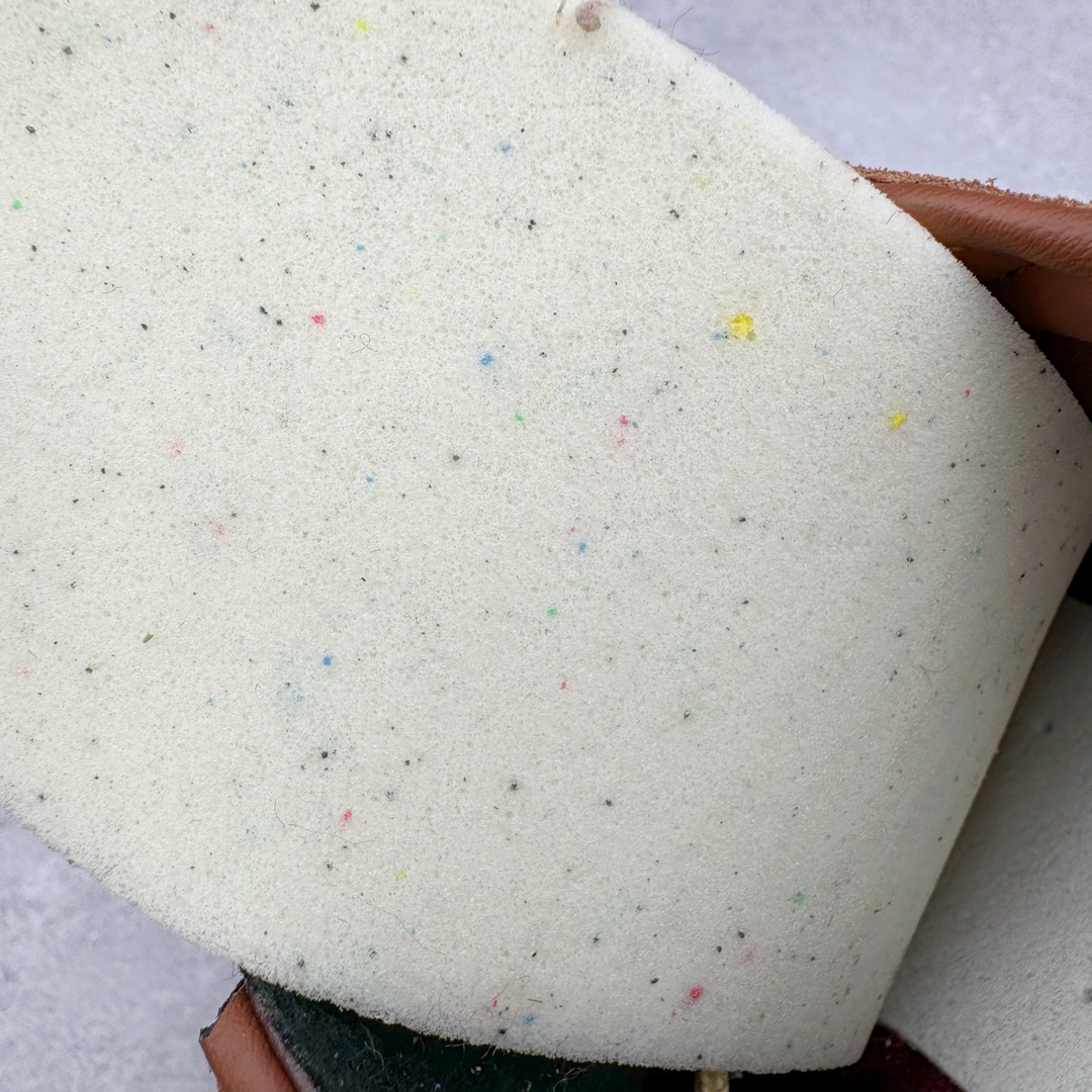 图片[20]-＃CS AD Wmns SL72 OG 系列德训足球风百搭低帮休闲运动板鞋 IE3425 采用高弹EVA+MODEL+RB三层组合底 区别市面RB一体大底 三层组合鞋底重量与原鞋一致 Originals 将有「T 头鞋」造型的诞生于 1972 年的 SL72 鞋款复刻带回 各位买鞋又有新选择了 1972 年 SL72 问世后 引领了后来阿迪达斯的跑鞋发展方向 其中「SL」代表了 Super Light 彰显了产品轻便的特性 1972 年 SL72 问世后 引领了后来阿迪达斯的跑鞋发展方向 其中「SL」代表了 Super Light 彰显了产品轻便的特性 这次 Originals 延续其轻质经典的基因 带来男女两款 SL72 男生款带来 SL72 RS 鞋型 RS 意为 Reshaped（重塑）鞋款在保留了经典的外观基础上 在尼龙材质里增加了填充物 使鞋型更加挺立和饱满 鞋头则更加圆润 鞋底的 EVA 材质则增加了鞋款的高度 女生款则带来 SL72 OG W 鞋型 OG 顾名思义则是致敬经典款式 相较于 RS（Reshaped）鞋款 鞋身更加纤细 其整体鞋身轮廓、线条、细节、材质上尊崇 70 年代 SL72 的设计 还原经典味道 尺码：36 36⅔ 37⅓ 38 38⅔ 39⅓ 40 40⅔ 41⅓ 42 42⅔ 43⅓ 44 44⅔ 45-选品中心