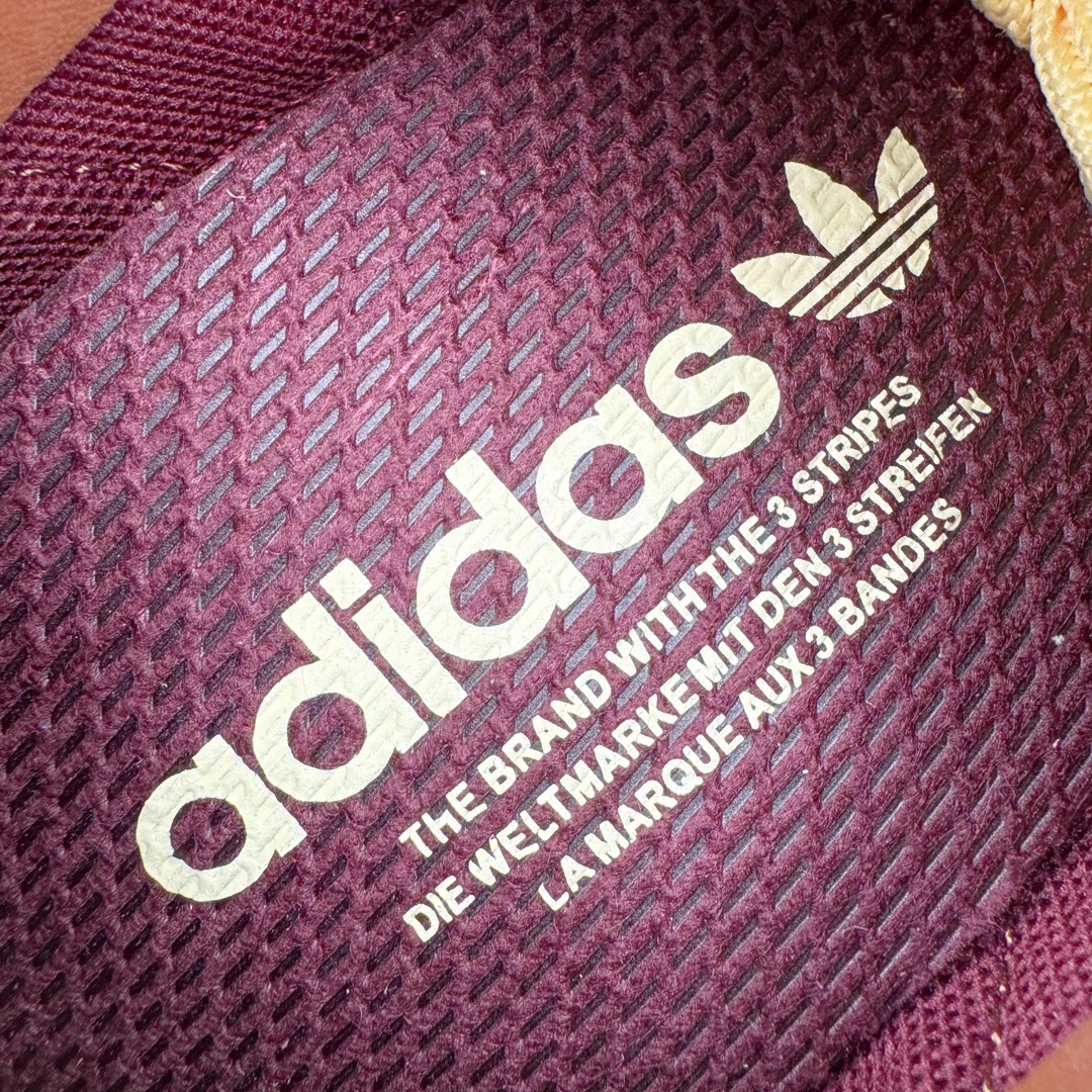 图片[12]-＃CS AD Wmns SL72 OG 系列德训足球风百搭低帮休闲运动板鞋 IE3425 采用高弹EVA+MODEL+RB三层组合底 区别市面RB一体大底 三层组合鞋底重量与原鞋一致 Originals 将有「T 头鞋」造型的诞生于 1972 年的 SL72 鞋款复刻带回 各位买鞋又有新选择了 1972 年 SL72 问世后 引领了后来阿迪达斯的跑鞋发展方向 其中「SL」代表了 Super Light 彰显了产品轻便的特性 1972 年 SL72 问世后 引领了后来阿迪达斯的跑鞋发展方向 其中「SL」代表了 Super Light 彰显了产品轻便的特性 这次 Originals 延续其轻质经典的基因 带来男女两款 SL72 男生款带来 SL72 RS 鞋型 RS 意为 Reshaped（重塑）鞋款在保留了经典的外观基础上 在尼龙材质里增加了填充物 使鞋型更加挺立和饱满 鞋头则更加圆润 鞋底的 EVA 材质则增加了鞋款的高度 女生款则带来 SL72 OG W 鞋型 OG 顾名思义则是致敬经典款式 相较于 RS（Reshaped）鞋款 鞋身更加纤细 其整体鞋身轮廓、线条、细节、材质上尊崇 70 年代 SL72 的设计 还原经典味道 尺码：36 36⅔ 37⅓ 38 38⅔ 39⅓ 40 40⅔ 41⅓ 42 42⅔ 43⅓ 44 44⅔ 45-选品中心