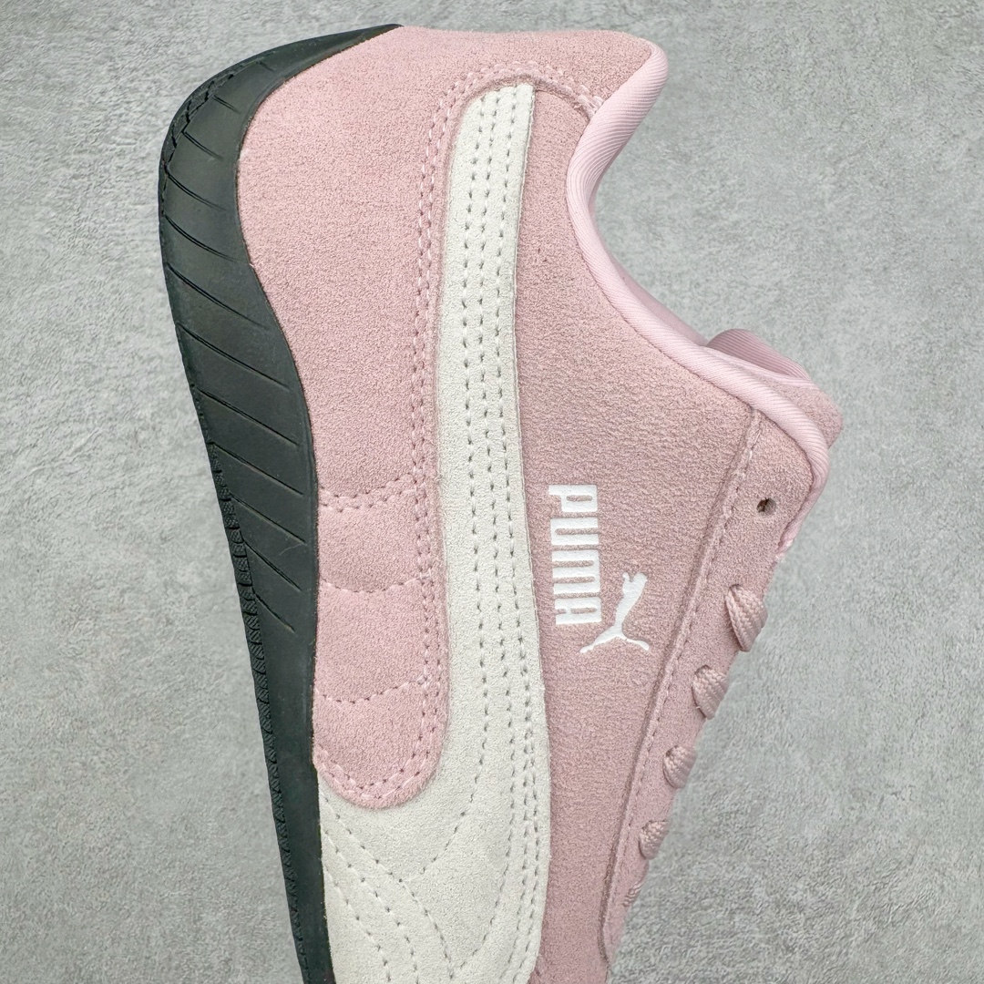 图片[6]-＃绿X/GX PUMA Speedca OG 彪马极速赛车系列低帮德训风拼接复古百搭休闲运动赛车鞋 鞋款从80、90年代赛车手所穿的防火赛车鞋为原型，鞋身线条模仿了赛车的流线廓形，体现了空气动力学原理的结构。简约流畅的外观，恰好又和贯穿其中的Formstrip Logo融合恰到好处，视觉上细节丰富且协调。本次Speedcat OG鞋款归来，最大看点自然式保留了窄版鞋型以及薄底构造。这两年各品牌鞋底越做越厚，Speedcat反其道而行之，上脚几乎无鞋底的效果带来耳目一新的视觉体验。鞋面依旧是以质感细腻的麂皮材质打造，并且大面积近乎全包裹的使用，复古味道也愈发浓烈。配色上更是将最原始的黑色和红色带回，向F1赛车队的标志性队服致敬。相信让各位一眼种草的更多是出挑的大红色，上脚即可瞬间点亮整体造型，在以球鞋为核心的OOTD中脱颖而出。而另一款黑色则是低调的万金油，彰显新潮个性的同时又不喧宾夺主，也是热爱简约系穿搭朋友的首选。 尺码：35.5 36 37 37.5 38 38.5 39 40 40.5 41 42 42.5 43 44 44.5 45-选品中心