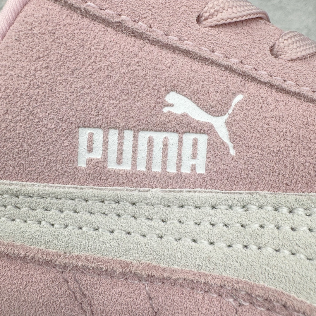 图片[16]-＃绿X/GX PUMA Speedca OG 彪马极速赛车系列低帮德训风拼接复古百搭休闲运动赛车鞋 鞋款从80、90年代赛车手所穿的防火赛车鞋为原型，鞋身线条模仿了赛车的流线廓形，体现了空气动力学原理的结构。简约流畅的外观，恰好又和贯穿其中的Formstrip Logo融合恰到好处，视觉上细节丰富且协调。本次Speedcat OG鞋款归来，最大看点自然式保留了窄版鞋型以及薄底构造。这两年各品牌鞋底越做越厚，Speedcat反其道而行之，上脚几乎无鞋底的效果带来耳目一新的视觉体验。鞋面依旧是以质感细腻的麂皮材质打造，并且大面积近乎全包裹的使用，复古味道也愈发浓烈。配色上更是将最原始的黑色和红色带回，向F1赛车队的标志性队服致敬。相信让各位一眼种草的更多是出挑的大红色，上脚即可瞬间点亮整体造型，在以球鞋为核心的OOTD中脱颖而出。而另一款黑色则是低调的万金油，彰显新潮个性的同时又不喧宾夺主，也是热爱简约系穿搭朋友的首选。 尺码：35.5 36 37 37.5 38 38.5 39 40 40.5 41 42 42.5 43 44 44.5 45-选品中心