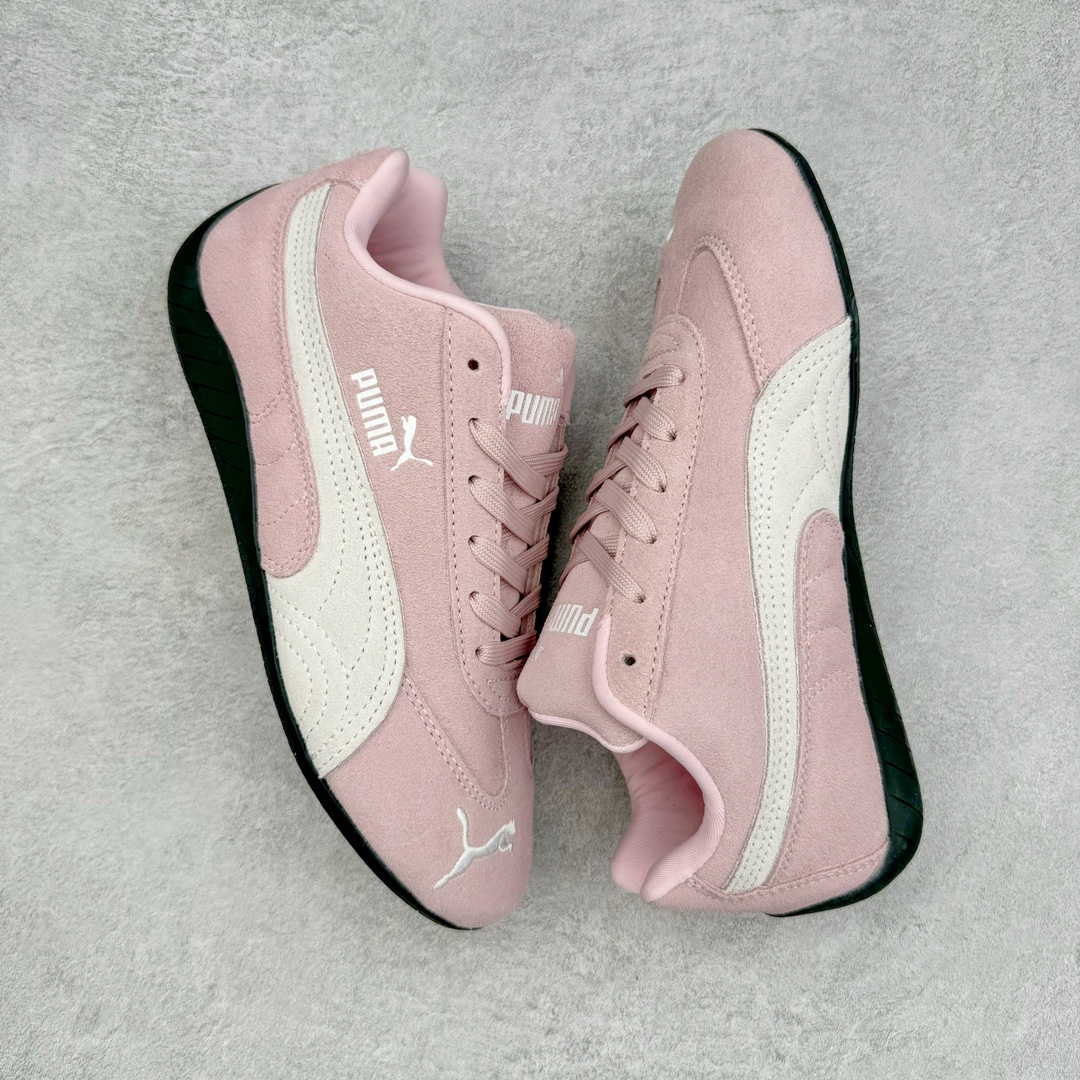 图片[3]-＃绿X/GX PUMA Speedca OG 彪马极速赛车系列低帮德训风拼接复古百搭休闲运动赛车鞋 鞋款从80、90年代赛车手所穿的防火赛车鞋为原型，鞋身线条模仿了赛车的流线廓形，体现了空气动力学原理的结构。简约流畅的外观，恰好又和贯穿其中的Formstrip Logo融合恰到好处，视觉上细节丰富且协调。本次Speedcat OG鞋款归来，最大看点自然式保留了窄版鞋型以及薄底构造。这两年各品牌鞋底越做越厚，Speedcat反其道而行之，上脚几乎无鞋底的效果带来耳目一新的视觉体验。鞋面依旧是以质感细腻的麂皮材质打造，并且大面积近乎全包裹的使用，复古味道也愈发浓烈。配色上更是将最原始的黑色和红色带回，向F1赛车队的标志性队服致敬。相信让各位一眼种草的更多是出挑的大红色，上脚即可瞬间点亮整体造型，在以球鞋为核心的OOTD中脱颖而出。而另一款黑色则是低调的万金油，彰显新潮个性的同时又不喧宾夺主，也是热爱简约系穿搭朋友的首选。 尺码：35.5 36 37 37.5 38 38.5 39 40 40.5 41 42 42.5 43 44 44.5 45-选品中心