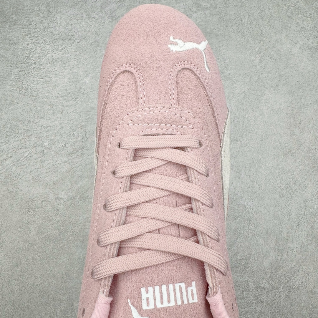 图片[4]-＃绿X/GX PUMA Speedca OG 彪马极速赛车系列低帮德训风拼接复古百搭休闲运动赛车鞋 鞋款从80、90年代赛车手所穿的防火赛车鞋为原型，鞋身线条模仿了赛车的流线廓形，体现了空气动力学原理的结构。简约流畅的外观，恰好又和贯穿其中的Formstrip Logo融合恰到好处，视觉上细节丰富且协调。本次Speedcat OG鞋款归来，最大看点自然式保留了窄版鞋型以及薄底构造。这两年各品牌鞋底越做越厚，Speedcat反其道而行之，上脚几乎无鞋底的效果带来耳目一新的视觉体验。鞋面依旧是以质感细腻的麂皮材质打造，并且大面积近乎全包裹的使用，复古味道也愈发浓烈。配色上更是将最原始的黑色和红色带回，向F1赛车队的标志性队服致敬。相信让各位一眼种草的更多是出挑的大红色，上脚即可瞬间点亮整体造型，在以球鞋为核心的OOTD中脱颖而出。而另一款黑色则是低调的万金油，彰显新潮个性的同时又不喧宾夺主，也是热爱简约系穿搭朋友的首选。 尺码：35.5 36 37 37.5 38 38.5 39 40 40.5 41 42 42.5 43 44 44.5 45-选品中心