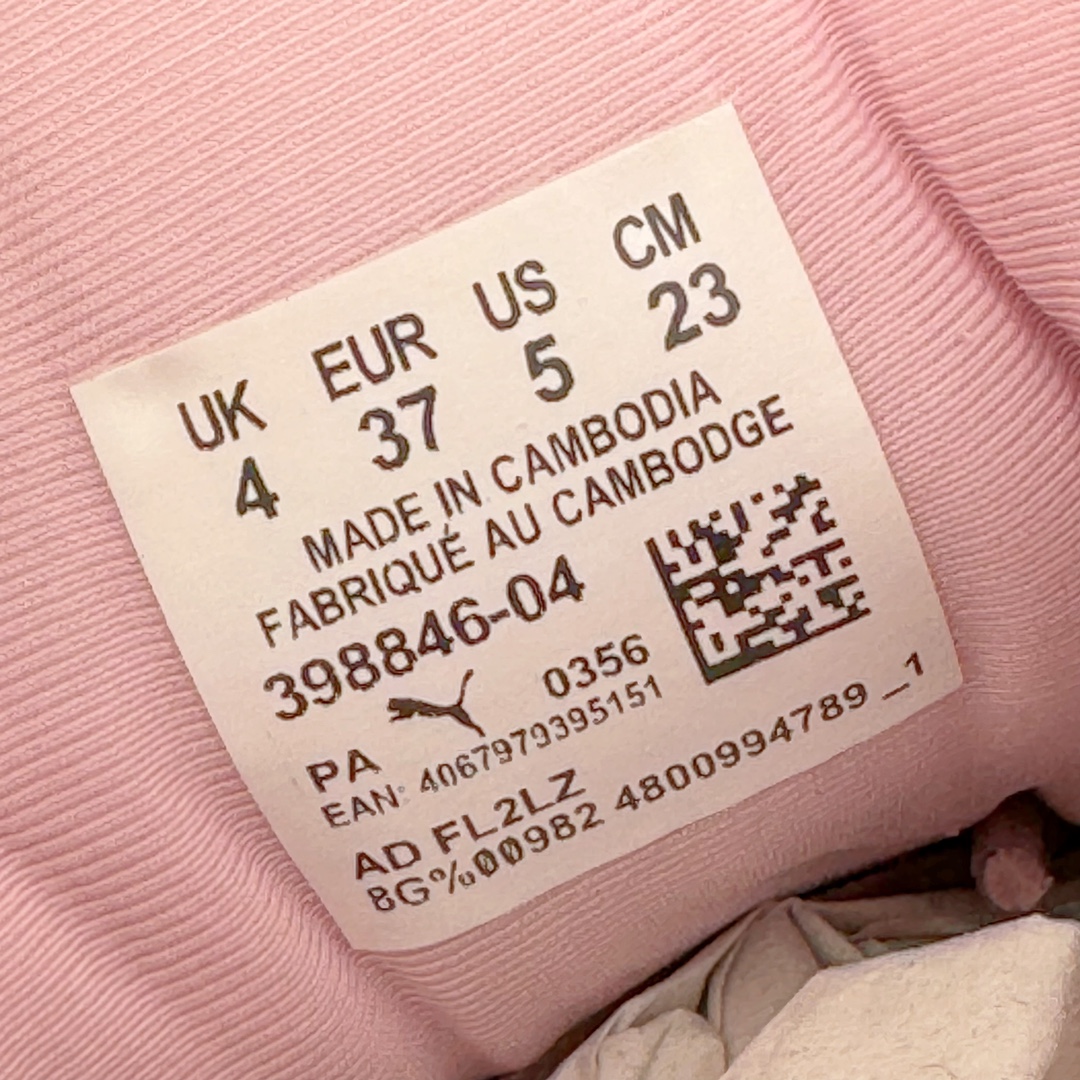 图片[11]-＃绿X/GX PUMA Speedca OG 彪马极速赛车系列低帮德训风拼接复古百搭休闲运动赛车鞋 鞋款从80、90年代赛车手所穿的防火赛车鞋为原型，鞋身线条模仿了赛车的流线廓形，体现了空气动力学原理的结构。简约流畅的外观，恰好又和贯穿其中的Formstrip Logo融合恰到好处，视觉上细节丰富且协调。本次Speedcat OG鞋款归来，最大看点自然式保留了窄版鞋型以及薄底构造。这两年各品牌鞋底越做越厚，Speedcat反其道而行之，上脚几乎无鞋底的效果带来耳目一新的视觉体验。鞋面依旧是以质感细腻的麂皮材质打造，并且大面积近乎全包裹的使用，复古味道也愈发浓烈。配色上更是将最原始的黑色和红色带回，向F1赛车队的标志性队服致敬。相信让各位一眼种草的更多是出挑的大红色，上脚即可瞬间点亮整体造型，在以球鞋为核心的OOTD中脱颖而出。而另一款黑色则是低调的万金油，彰显新潮个性的同时又不喧宾夺主，也是热爱简约系穿搭朋友的首选。 尺码：35.5 36 37 37.5 38 38.5 39 40 40.5 41 42 42.5 43 44 44.5 45-选品中心