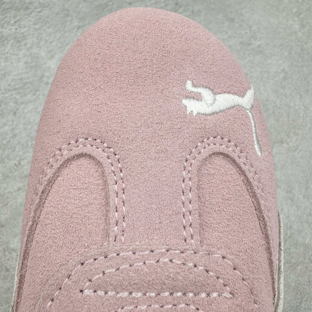 图片[15]-＃绿X/GX PUMA Speedca OG 彪马极速赛车系列低帮德训风拼接复古百搭休闲运动赛车鞋 鞋款从80、90年代赛车手所穿的防火赛车鞋为原型，鞋身线条模仿了赛车的流线廓形，体现了空气动力学原理的结构。简约流畅的外观，恰好又和贯穿其中的Formstrip Logo融合恰到好处，视觉上细节丰富且协调。本次Speedcat OG鞋款归来，最大看点自然式保留了窄版鞋型以及薄底构造。这两年各品牌鞋底越做越厚，Speedcat反其道而行之，上脚几乎无鞋底的效果带来耳目一新的视觉体验。鞋面依旧是以质感细腻的麂皮材质打造，并且大面积近乎全包裹的使用，复古味道也愈发浓烈。配色上更是将最原始的黑色和红色带回，向F1赛车队的标志性队服致敬。相信让各位一眼种草的更多是出挑的大红色，上脚即可瞬间点亮整体造型，在以球鞋为核心的OOTD中脱颖而出。而另一款黑色则是低调的万金油，彰显新潮个性的同时又不喧宾夺主，也是热爱简约系穿搭朋友的首选。 尺码：35.5 36 37 37.5 38 38.5 39 40 40.5 41 42 42.5 43 44 44.5 45-选品中心