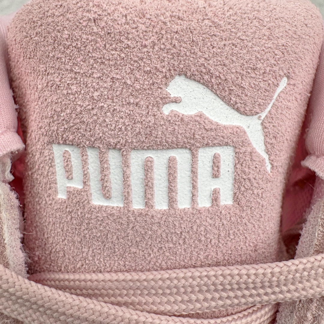 图片[13]-＃绿X/GX PUMA Speedca OG 彪马极速赛车系列低帮德训风拼接复古百搭休闲运动赛车鞋 鞋款从80、90年代赛车手所穿的防火赛车鞋为原型，鞋身线条模仿了赛车的流线廓形，体现了空气动力学原理的结构。简约流畅的外观，恰好又和贯穿其中的Formstrip Logo融合恰到好处，视觉上细节丰富且协调。本次Speedcat OG鞋款归来，最大看点自然式保留了窄版鞋型以及薄底构造。这两年各品牌鞋底越做越厚，Speedcat反其道而行之，上脚几乎无鞋底的效果带来耳目一新的视觉体验。鞋面依旧是以质感细腻的麂皮材质打造，并且大面积近乎全包裹的使用，复古味道也愈发浓烈。配色上更是将最原始的黑色和红色带回，向F1赛车队的标志性队服致敬。相信让各位一眼种草的更多是出挑的大红色，上脚即可瞬间点亮整体造型，在以球鞋为核心的OOTD中脱颖而出。而另一款黑色则是低调的万金油，彰显新潮个性的同时又不喧宾夺主，也是热爱简约系穿搭朋友的首选。 尺码：35.5 36 37 37.5 38 38.5 39 40 40.5 41 42 42.5 43 44 44.5 45-选品中心