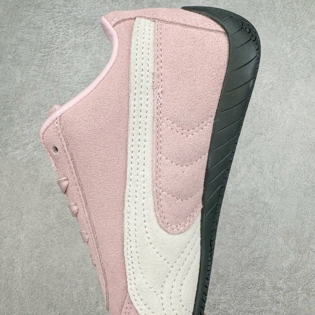 图片[7]-＃绿X/GX PUMA Speedca OG 彪马极速赛车系列低帮德训风拼接复古百搭休闲运动赛车鞋 鞋款从80、90年代赛车手所穿的防火赛车鞋为原型，鞋身线条模仿了赛车的流线廓形，体现了空气动力学原理的结构。简约流畅的外观，恰好又和贯穿其中的Formstrip Logo融合恰到好处，视觉上细节丰富且协调。本次Speedcat OG鞋款归来，最大看点自然式保留了窄版鞋型以及薄底构造。这两年各品牌鞋底越做越厚，Speedcat反其道而行之，上脚几乎无鞋底的效果带来耳目一新的视觉体验。鞋面依旧是以质感细腻的麂皮材质打造，并且大面积近乎全包裹的使用，复古味道也愈发浓烈。配色上更是将最原始的黑色和红色带回，向F1赛车队的标志性队服致敬。相信让各位一眼种草的更多是出挑的大红色，上脚即可瞬间点亮整体造型，在以球鞋为核心的OOTD中脱颖而出。而另一款黑色则是低调的万金油，彰显新潮个性的同时又不喧宾夺主，也是热爱简约系穿搭朋友的首选。 尺码：35.5 36 37 37.5 38 38.5 39 40 40.5 41 42 42.5 43 44 44.5 45-选品中心