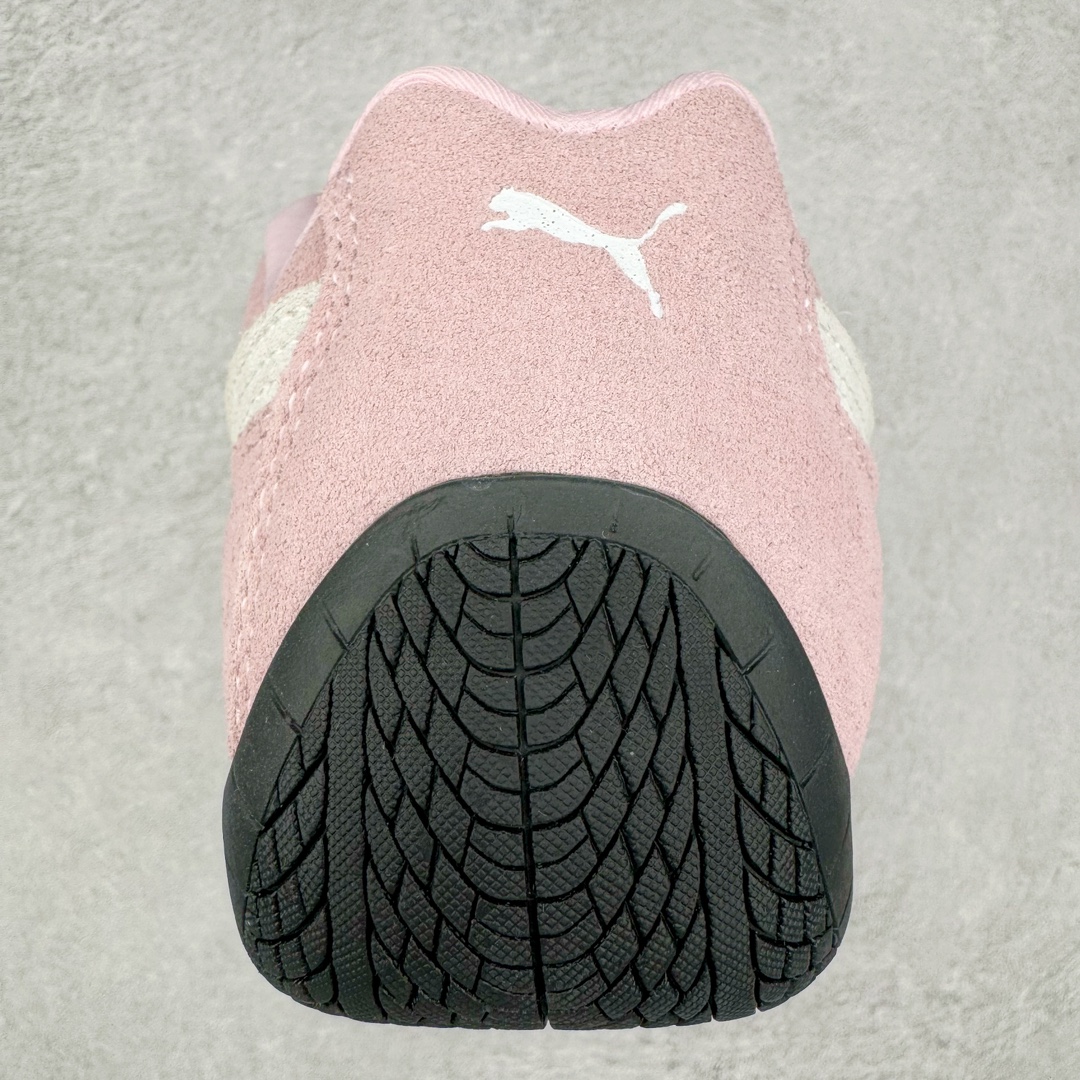 图片[8]-＃绿X/GX PUMA Speedca OG 彪马极速赛车系列低帮德训风拼接复古百搭休闲运动赛车鞋 鞋款从80、90年代赛车手所穿的防火赛车鞋为原型，鞋身线条模仿了赛车的流线廓形，体现了空气动力学原理的结构。简约流畅的外观，恰好又和贯穿其中的Formstrip Logo融合恰到好处，视觉上细节丰富且协调。本次Speedcat OG鞋款归来，最大看点自然式保留了窄版鞋型以及薄底构造。这两年各品牌鞋底越做越厚，Speedcat反其道而行之，上脚几乎无鞋底的效果带来耳目一新的视觉体验。鞋面依旧是以质感细腻的麂皮材质打造，并且大面积近乎全包裹的使用，复古味道也愈发浓烈。配色上更是将最原始的黑色和红色带回，向F1赛车队的标志性队服致敬。相信让各位一眼种草的更多是出挑的大红色，上脚即可瞬间点亮整体造型，在以球鞋为核心的OOTD中脱颖而出。而另一款黑色则是低调的万金油，彰显新潮个性的同时又不喧宾夺主，也是热爱简约系穿搭朋友的首选。 尺码：35.5 36 37 37.5 38 38.5 39 40 40.5 41 42 42.5 43 44 44.5 45-选品中心