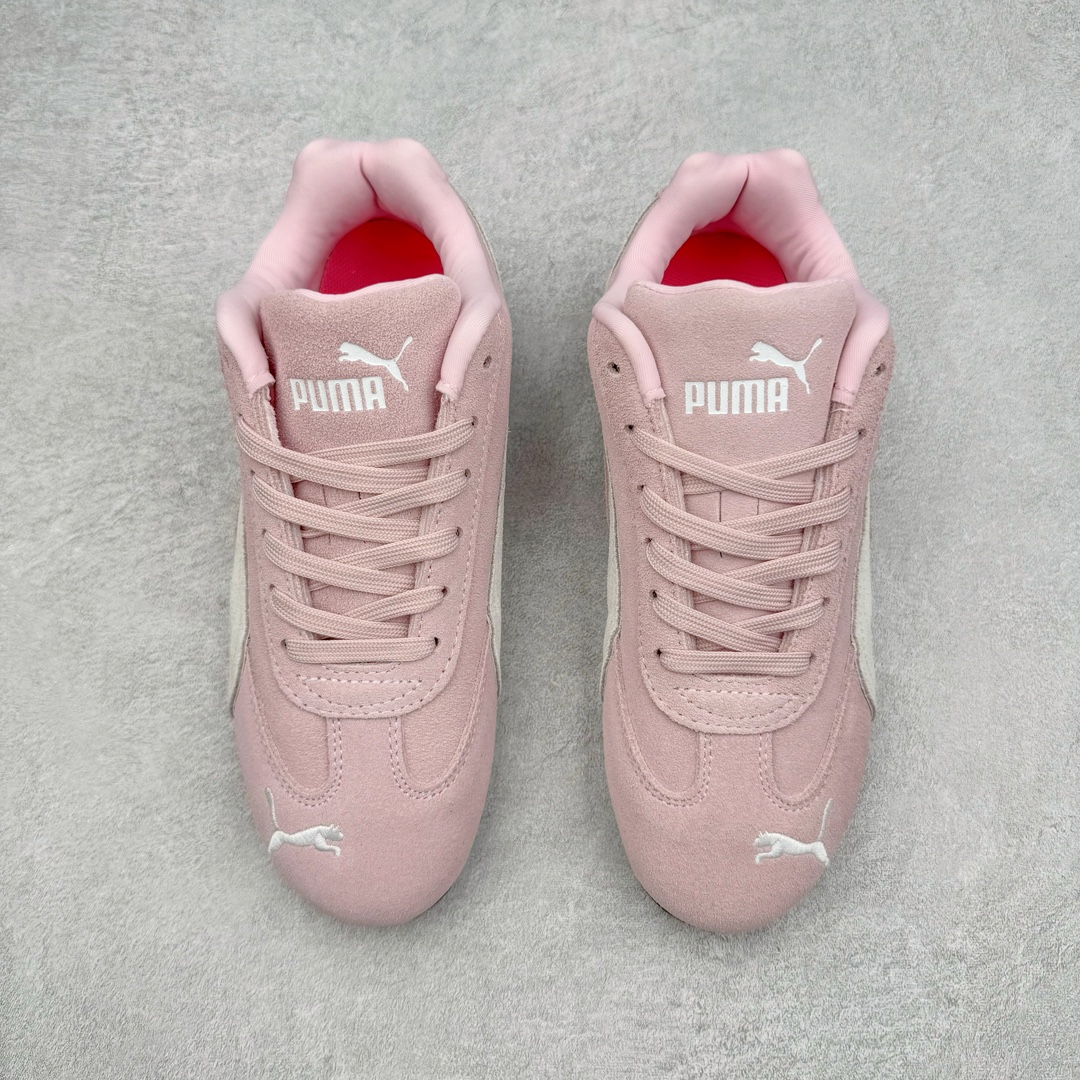 图片[2]-＃绿X/GX PUMA Speedca OG 彪马极速赛车系列低帮德训风拼接复古百搭休闲运动赛车鞋 鞋款从80、90年代赛车手所穿的防火赛车鞋为原型，鞋身线条模仿了赛车的流线廓形，体现了空气动力学原理的结构。简约流畅的外观，恰好又和贯穿其中的Formstrip Logo融合恰到好处，视觉上细节丰富且协调。本次Speedcat OG鞋款归来，最大看点自然式保留了窄版鞋型以及薄底构造。这两年各品牌鞋底越做越厚，Speedcat反其道而行之，上脚几乎无鞋底的效果带来耳目一新的视觉体验。鞋面依旧是以质感细腻的麂皮材质打造，并且大面积近乎全包裹的使用，复古味道也愈发浓烈。配色上更是将最原始的黑色和红色带回，向F1赛车队的标志性队服致敬。相信让各位一眼种草的更多是出挑的大红色，上脚即可瞬间点亮整体造型，在以球鞋为核心的OOTD中脱颖而出。而另一款黑色则是低调的万金油，彰显新潮个性的同时又不喧宾夺主，也是热爱简约系穿搭朋友的首选。 尺码：35.5 36 37 37.5 38 38.5 39 40 40.5 41 42 42.5 43 44 44.5 45-选品中心