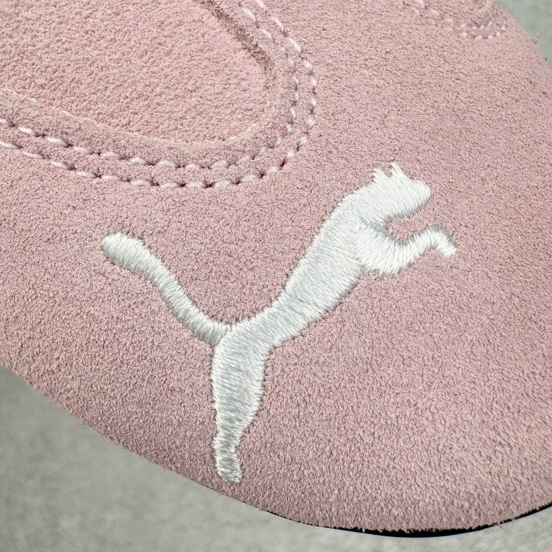 图片[14]-＃绿X/GX PUMA Speedca OG 彪马极速赛车系列低帮德训风拼接复古百搭休闲运动赛车鞋 鞋款从80、90年代赛车手所穿的防火赛车鞋为原型，鞋身线条模仿了赛车的流线廓形，体现了空气动力学原理的结构。简约流畅的外观，恰好又和贯穿其中的Formstrip Logo融合恰到好处，视觉上细节丰富且协调。本次Speedcat OG鞋款归来，最大看点自然式保留了窄版鞋型以及薄底构造。这两年各品牌鞋底越做越厚，Speedcat反其道而行之，上脚几乎无鞋底的效果带来耳目一新的视觉体验。鞋面依旧是以质感细腻的麂皮材质打造，并且大面积近乎全包裹的使用，复古味道也愈发浓烈。配色上更是将最原始的黑色和红色带回，向F1赛车队的标志性队服致敬。相信让各位一眼种草的更多是出挑的大红色，上脚即可瞬间点亮整体造型，在以球鞋为核心的OOTD中脱颖而出。而另一款黑色则是低调的万金油，彰显新潮个性的同时又不喧宾夺主，也是热爱简约系穿搭朋友的首选。 尺码：35.5 36 37 37.5 38 38.5 39 40 40.5 41 42 42.5 43 44 44.5 45-选品中心