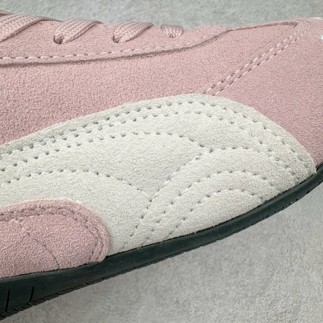 图片[17]-＃绿X/GX PUMA Speedca OG 彪马极速赛车系列低帮德训风拼接复古百搭休闲运动赛车鞋 鞋款从80、90年代赛车手所穿的防火赛车鞋为原型，鞋身线条模仿了赛车的流线廓形，体现了空气动力学原理的结构。简约流畅的外观，恰好又和贯穿其中的Formstrip Logo融合恰到好处，视觉上细节丰富且协调。本次Speedcat OG鞋款归来，最大看点自然式保留了窄版鞋型以及薄底构造。这两年各品牌鞋底越做越厚，Speedcat反其道而行之，上脚几乎无鞋底的效果带来耳目一新的视觉体验。鞋面依旧是以质感细腻的麂皮材质打造，并且大面积近乎全包裹的使用，复古味道也愈发浓烈。配色上更是将最原始的黑色和红色带回，向F1赛车队的标志性队服致敬。相信让各位一眼种草的更多是出挑的大红色，上脚即可瞬间点亮整体造型，在以球鞋为核心的OOTD中脱颖而出。而另一款黑色则是低调的万金油，彰显新潮个性的同时又不喧宾夺主，也是热爱简约系穿搭朋友的首选。 尺码：35.5 36 37 37.5 38 38.5 39 40 40.5 41 42 42.5 43 44 44.5 45-选品中心