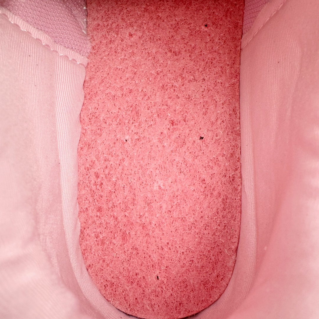 图片[10]-＃绿X/GX PUMA Speedca OG 彪马极速赛车系列低帮德训风拼接复古百搭休闲运动赛车鞋 鞋款从80、90年代赛车手所穿的防火赛车鞋为原型，鞋身线条模仿了赛车的流线廓形，体现了空气动力学原理的结构。简约流畅的外观，恰好又和贯穿其中的Formstrip Logo融合恰到好处，视觉上细节丰富且协调。本次Speedcat OG鞋款归来，最大看点自然式保留了窄版鞋型以及薄底构造。这两年各品牌鞋底越做越厚，Speedcat反其道而行之，上脚几乎无鞋底的效果带来耳目一新的视觉体验。鞋面依旧是以质感细腻的麂皮材质打造，并且大面积近乎全包裹的使用，复古味道也愈发浓烈。配色上更是将最原始的黑色和红色带回，向F1赛车队的标志性队服致敬。相信让各位一眼种草的更多是出挑的大红色，上脚即可瞬间点亮整体造型，在以球鞋为核心的OOTD中脱颖而出。而另一款黑色则是低调的万金油，彰显新潮个性的同时又不喧宾夺主，也是热爱简约系穿搭朋友的首选。 尺码：35.5 36 37 37.5 38 38.5 39 40 40.5 41 42 42.5 43 44 44.5 45-选品中心