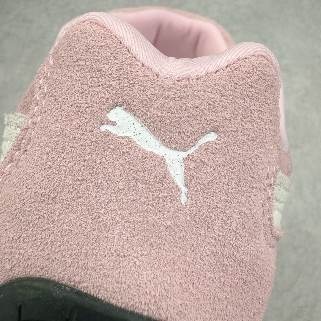 图片[12]-＃绿X/GX PUMA Speedca OG 彪马极速赛车系列低帮德训风拼接复古百搭休闲运动赛车鞋 鞋款从80、90年代赛车手所穿的防火赛车鞋为原型，鞋身线条模仿了赛车的流线廓形，体现了空气动力学原理的结构。简约流畅的外观，恰好又和贯穿其中的Formstrip Logo融合恰到好处，视觉上细节丰富且协调。本次Speedcat OG鞋款归来，最大看点自然式保留了窄版鞋型以及薄底构造。这两年各品牌鞋底越做越厚，Speedcat反其道而行之，上脚几乎无鞋底的效果带来耳目一新的视觉体验。鞋面依旧是以质感细腻的麂皮材质打造，并且大面积近乎全包裹的使用，复古味道也愈发浓烈。配色上更是将最原始的黑色和红色带回，向F1赛车队的标志性队服致敬。相信让各位一眼种草的更多是出挑的大红色，上脚即可瞬间点亮整体造型，在以球鞋为核心的OOTD中脱颖而出。而另一款黑色则是低调的万金油，彰显新潮个性的同时又不喧宾夺主，也是热爱简约系穿搭朋友的首选。 尺码：35.5 36 37 37.5 38 38.5 39 40 40.5 41 42 42.5 43 44 44.5 45-选品中心