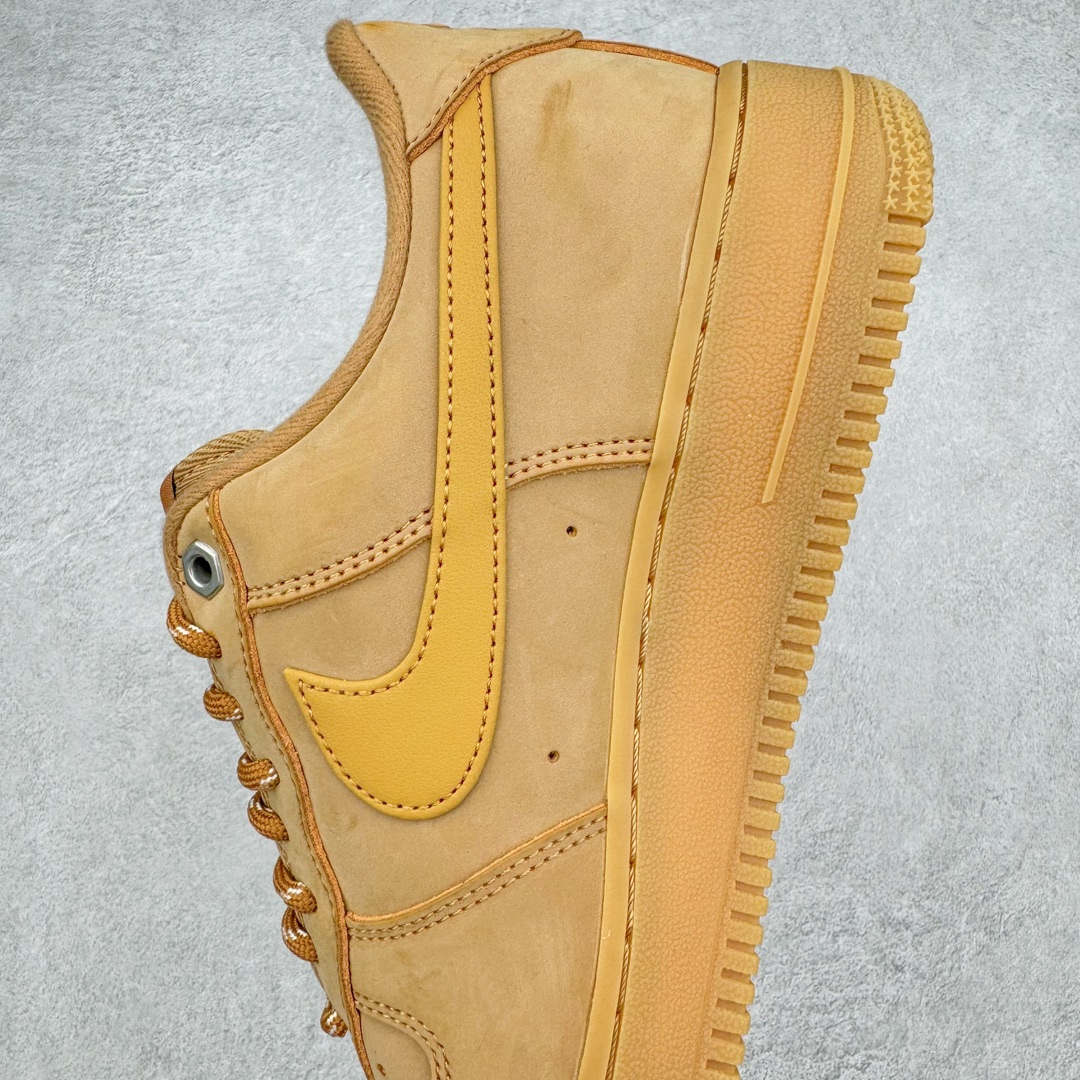 图片[7]-＃XP私人订单福利特价️ NK Air Force 1 Low 07 LV8\\\”Wheat / Flax\\\”小麦空军一号低帮 CJ9179-200 细节同步官方全新22版 全鞋电脑针车 全新模具鱼鳞纹大底 二维码鞋标 内置芯片及solo气垫 大底高度及其弧度依照正品 钢印 logo刺绣 鞋口弧度 鞋头长度 鞋面冲孔 鞋垫背胶及钢印 完美鞋型对比正品 每一处都是细节满满 今年继续推出小麦色AF1 以高帮款与低帮款的方式呈现 小麦色牛巴革打造鞋面 生胶鞋底与鞋面风格协调一致 搭配同色系尼龙鞋带 侧身皮质Swoosh Logo进一步体现两双鞋的独特魅力 尺码：36 36.5 37.5 38 38.5 39 40 40.5 41 42 42.5 43 44 44.5 45 46-选品中心