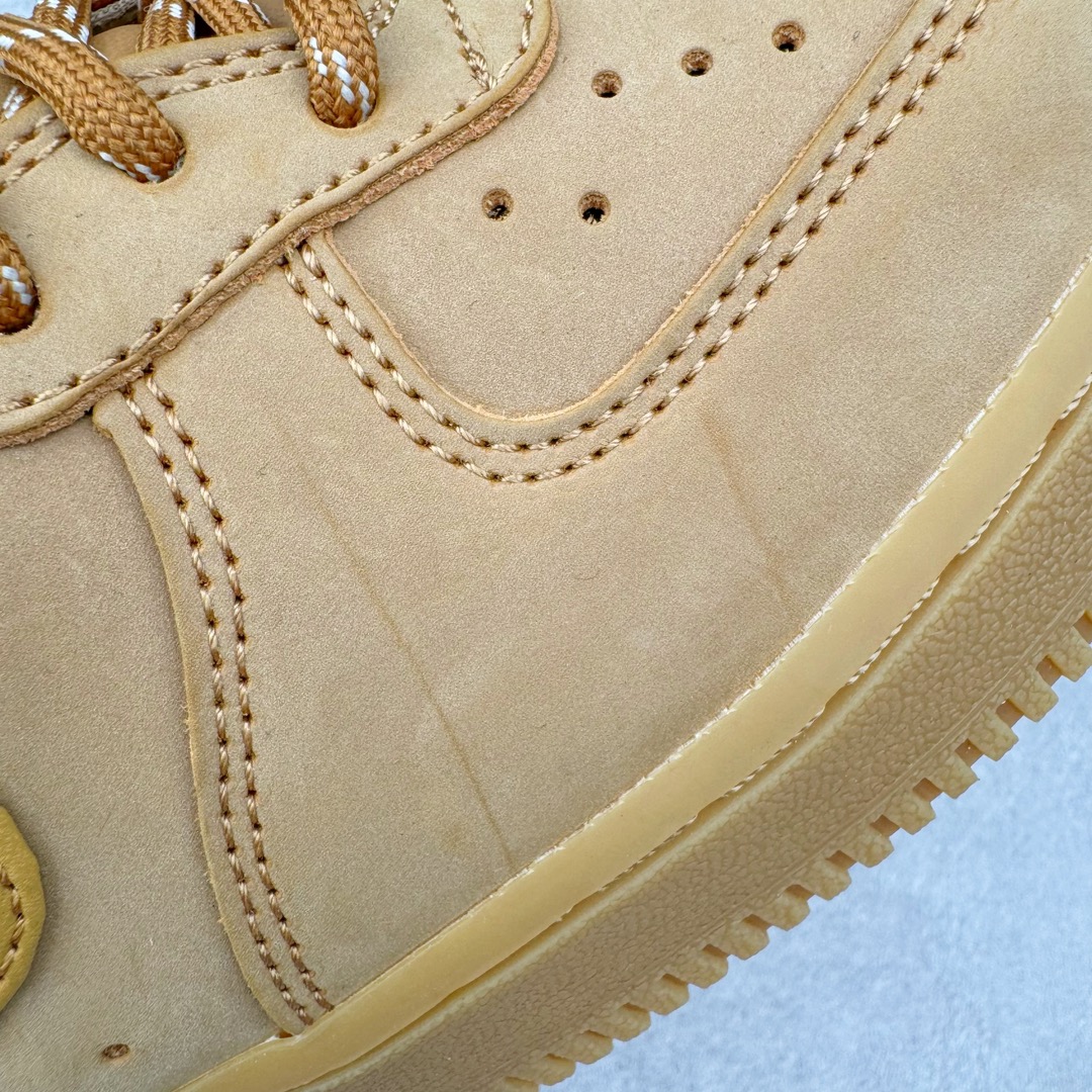 图片[17]-＃XP私人订单福利特价️ NK Air Force 1 Low 07 LV8\\\”Wheat / Flax\\\”小麦空军一号低帮 CJ9179-200 细节同步官方全新22版 全鞋电脑针车 全新模具鱼鳞纹大底 二维码鞋标 内置芯片及solo气垫 大底高度及其弧度依照正品 钢印 logo刺绣 鞋口弧度 鞋头长度 鞋面冲孔 鞋垫背胶及钢印 完美鞋型对比正品 每一处都是细节满满 今年继续推出小麦色AF1 以高帮款与低帮款的方式呈现 小麦色牛巴革打造鞋面 生胶鞋底与鞋面风格协调一致 搭配同色系尼龙鞋带 侧身皮质Swoosh Logo进一步体现两双鞋的独特魅力 尺码：36 36.5 37.5 38 38.5 39 40 40.5 41 42 42.5 43 44 44.5 45 46-选品中心