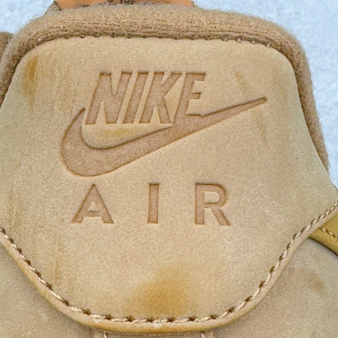 图片[13]-＃XP私人订单福利特价️ NK Air Force 1 Low 07 LV8\\\”Wheat / Flax\\\”小麦空军一号低帮 CJ9179-200 细节同步官方全新22版 全鞋电脑针车 全新模具鱼鳞纹大底 二维码鞋标 内置芯片及solo气垫 大底高度及其弧度依照正品 钢印 logo刺绣 鞋口弧度 鞋头长度 鞋面冲孔 鞋垫背胶及钢印 完美鞋型对比正品 每一处都是细节满满 今年继续推出小麦色AF1 以高帮款与低帮款的方式呈现 小麦色牛巴革打造鞋面 生胶鞋底与鞋面风格协调一致 搭配同色系尼龙鞋带 侧身皮质Swoosh Logo进一步体现两双鞋的独特魅力 尺码：36 36.5 37.5 38 38.5 39 40 40.5 41 42 42.5 43 44 44.5 45 46-选品中心