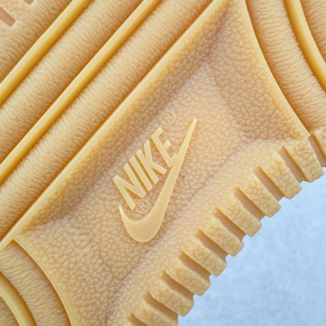 图片[21]-＃XP私人订单福利特价️ NK Air Force 1 Low 07 LV8\\\”Wheat / Flax\\\”小麦空军一号低帮 CJ9179-200 细节同步官方全新22版 全鞋电脑针车 全新模具鱼鳞纹大底 二维码鞋标 内置芯片及solo气垫 大底高度及其弧度依照正品 钢印 logo刺绣 鞋口弧度 鞋头长度 鞋面冲孔 鞋垫背胶及钢印 完美鞋型对比正品 每一处都是细节满满 今年继续推出小麦色AF1 以高帮款与低帮款的方式呈现 小麦色牛巴革打造鞋面 生胶鞋底与鞋面风格协调一致 搭配同色系尼龙鞋带 侧身皮质Swoosh Logo进一步体现两双鞋的独特魅力 尺码：36 36.5 37.5 38 38.5 39 40 40.5 41 42 42.5 43 44 44.5 45 46-选品中心