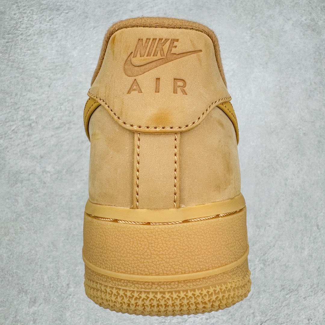 图片[8]-＃XP私人订单福利特价️ NK Air Force 1 Low 07 LV8\\\”Wheat / Flax\\\”小麦空军一号低帮 CJ9179-200 细节同步官方全新22版 全鞋电脑针车 全新模具鱼鳞纹大底 二维码鞋标 内置芯片及solo气垫 大底高度及其弧度依照正品 钢印 logo刺绣 鞋口弧度 鞋头长度 鞋面冲孔 鞋垫背胶及钢印 完美鞋型对比正品 每一处都是细节满满 今年继续推出小麦色AF1 以高帮款与低帮款的方式呈现 小麦色牛巴革打造鞋面 生胶鞋底与鞋面风格协调一致 搭配同色系尼龙鞋带 侧身皮质Swoosh Logo进一步体现两双鞋的独特魅力 尺码：36 36.5 37.5 38 38.5 39 40 40.5 41 42 42.5 43 44 44.5 45 46-选品中心