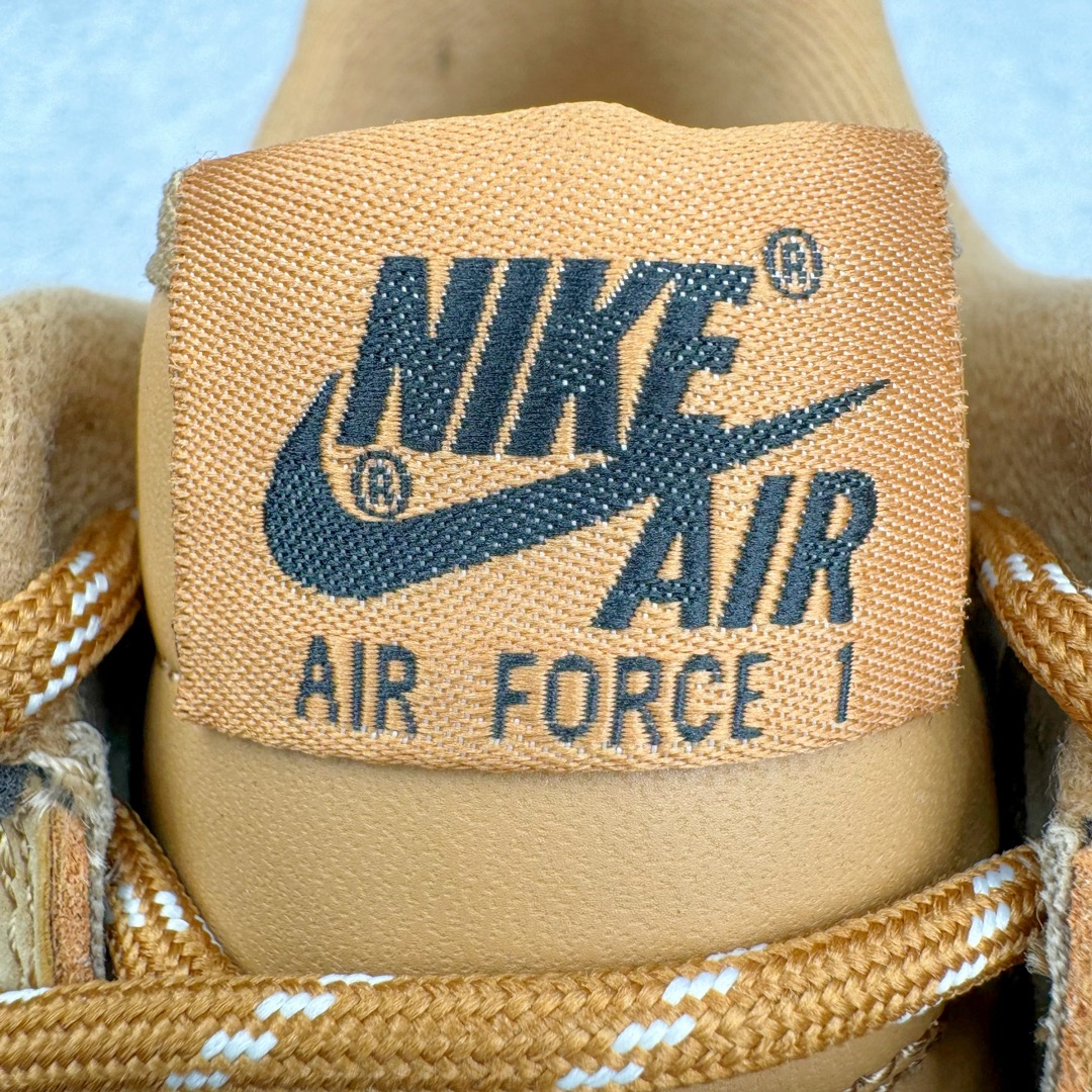 图片[15]-＃XP私人订单福利特价️ NK Air Force 1 Low 07 LV8\\\”Wheat / Flax\\\”小麦空军一号低帮 CJ9179-200 细节同步官方全新22版 全鞋电脑针车 全新模具鱼鳞纹大底 二维码鞋标 内置芯片及solo气垫 大底高度及其弧度依照正品 钢印 logo刺绣 鞋口弧度 鞋头长度 鞋面冲孔 鞋垫背胶及钢印 完美鞋型对比正品 每一处都是细节满满 今年继续推出小麦色AF1 以高帮款与低帮款的方式呈现 小麦色牛巴革打造鞋面 生胶鞋底与鞋面风格协调一致 搭配同色系尼龙鞋带 侧身皮质Swoosh Logo进一步体现两双鞋的独特魅力 尺码：36 36.5 37.5 38 38.5 39 40 40.5 41 42 42.5 43 44 44.5 45 46-选品中心