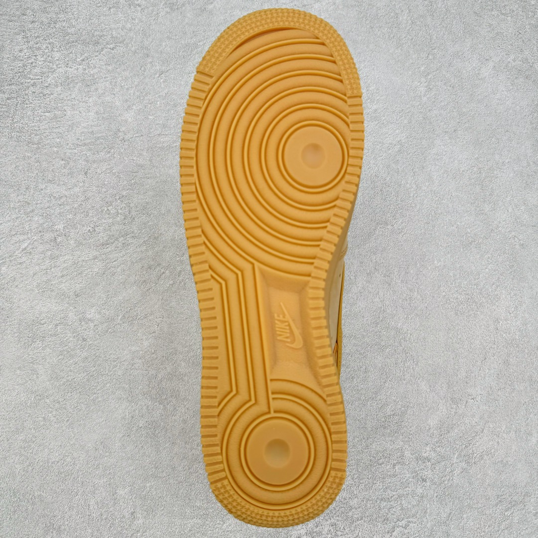 图片[9]-＃XP私人订单福利特价️ NK Air Force 1 Low 07 LV8\\\”Wheat / Flax\\\”小麦空军一号低帮 CJ9179-200 细节同步官方全新22版 全鞋电脑针车 全新模具鱼鳞纹大底 二维码鞋标 内置芯片及solo气垫 大底高度及其弧度依照正品 钢印 logo刺绣 鞋口弧度 鞋头长度 鞋面冲孔 鞋垫背胶及钢印 完美鞋型对比正品 每一处都是细节满满 今年继续推出小麦色AF1 以高帮款与低帮款的方式呈现 小麦色牛巴革打造鞋面 生胶鞋底与鞋面风格协调一致 搭配同色系尼龙鞋带 侧身皮质Swoosh Logo进一步体现两双鞋的独特魅力 尺码：36 36.5 37.5 38 38.5 39 40 40.5 41 42 42.5 43 44 44.5 45 46-选品中心