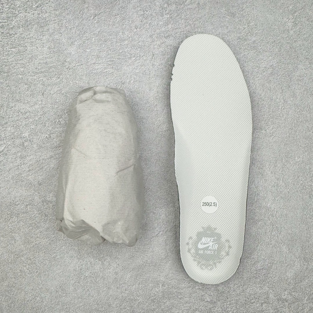 图片[10]-＃KZ神版特价 NK Air Force 1 Low \’07 空军一号低帮经典板鞋 全白 DD8959-100 同步官方2024专柜在售全新版本细节 更新3/4背胶 全新货号 鞋盒规格 不规则波浪大底咬花 全鞋电脑针车 工整有序 视觉效果满分 原厂拉帮手法 标准四线 密度针距针孔大小控制到位 原装反口里网布海绵 正确卡色网眼大小 新版鞋撑改用纸团代替 原厂港宝加持完美还原灵魂版型 原盒原配从里到外百分百还原 原厂全头层原厂皮料 原标原盒 内置Sole气垫 中底白色背胶 中底划线 已经无限的接近公司 原厂楦头 原厂刺绣 后跟弧度修正 独家私模最大开发到48.5 尺码：35.5 36 36.5 37.5 38 38.5 39 40 40.5 41 42 42.5 43 44 44.5 45 46 47.5 48.5-选品中心